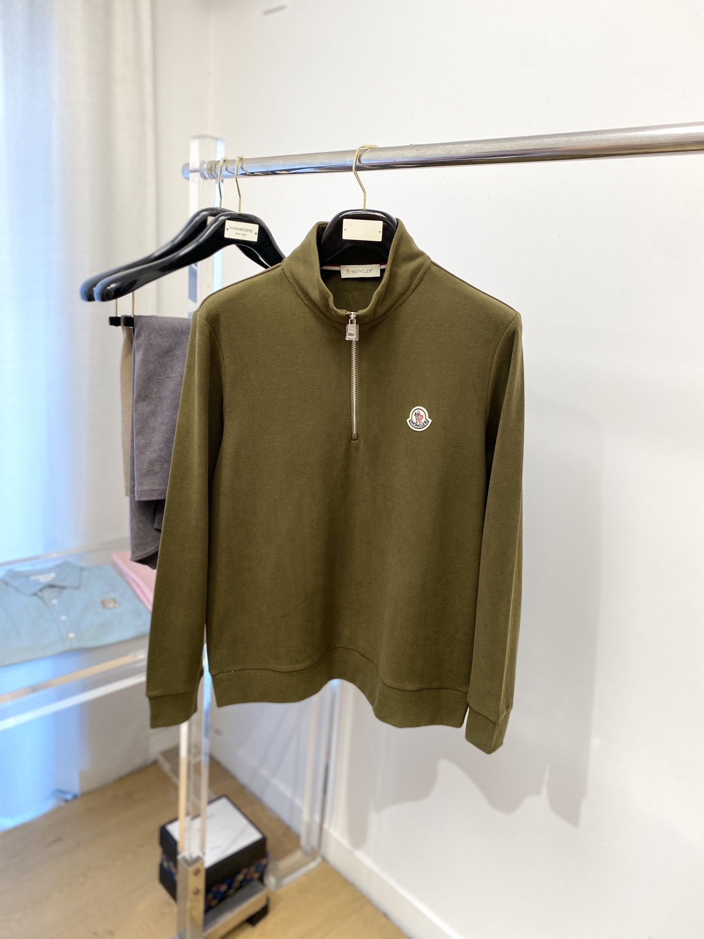 蒙口、2025新品长袖卫衣，帅气时尚，简约百搭款。胸前刺绣装饰图案logo，面料棉 不仅挺括，保持潮流的