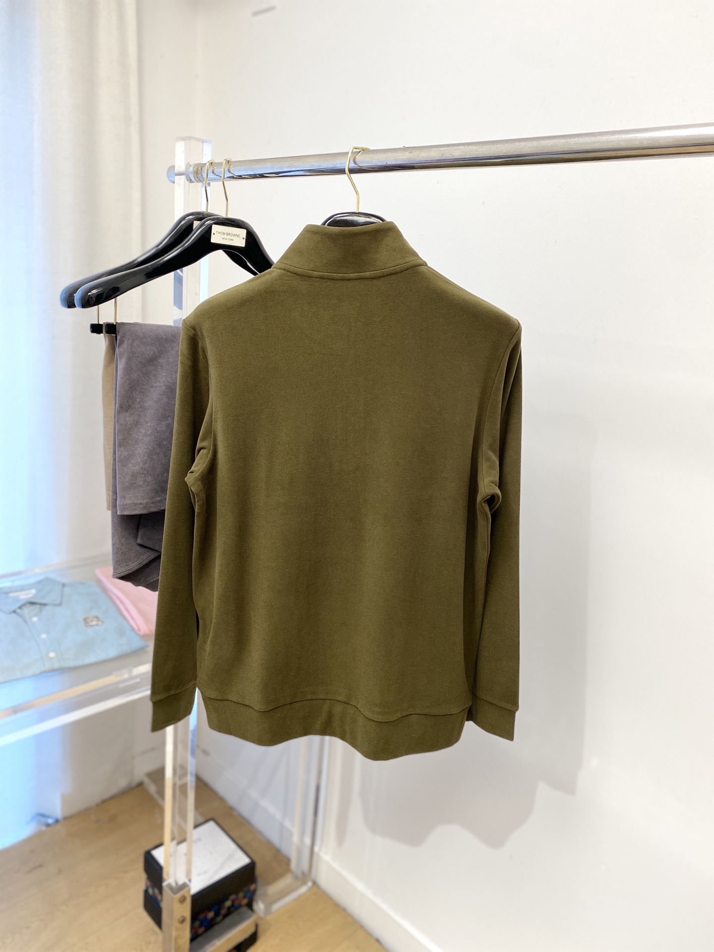 蒙口、2025新品长袖卫衣，帅气时尚，简约百搭款。胸前刺绣装饰图案logo，面料棉 不仅挺括，保持潮流的