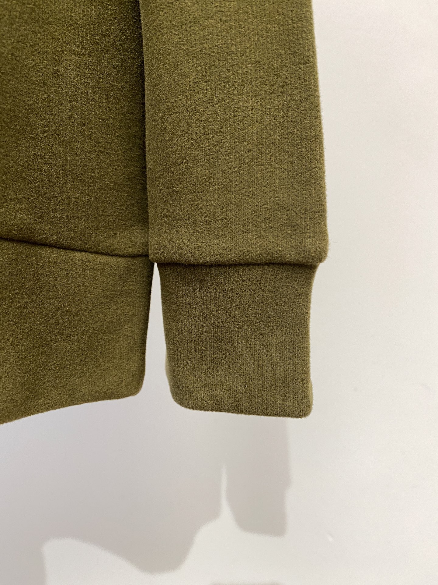 蒙口、2025新品长袖卫衣，帅气时尚，简约百搭款。胸前刺绣装饰图案logo，面料棉 不仅挺括，保持潮流的