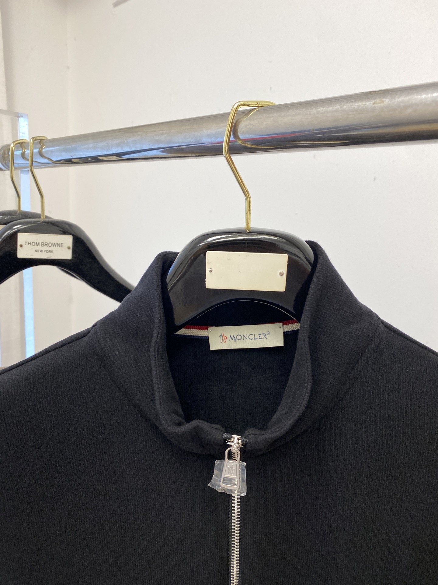 蒙口、2025新品长袖卫衣，帅气时尚，简约百搭款。胸前刺绣装饰图案logo，面料棉 不仅挺括，保持潮流的