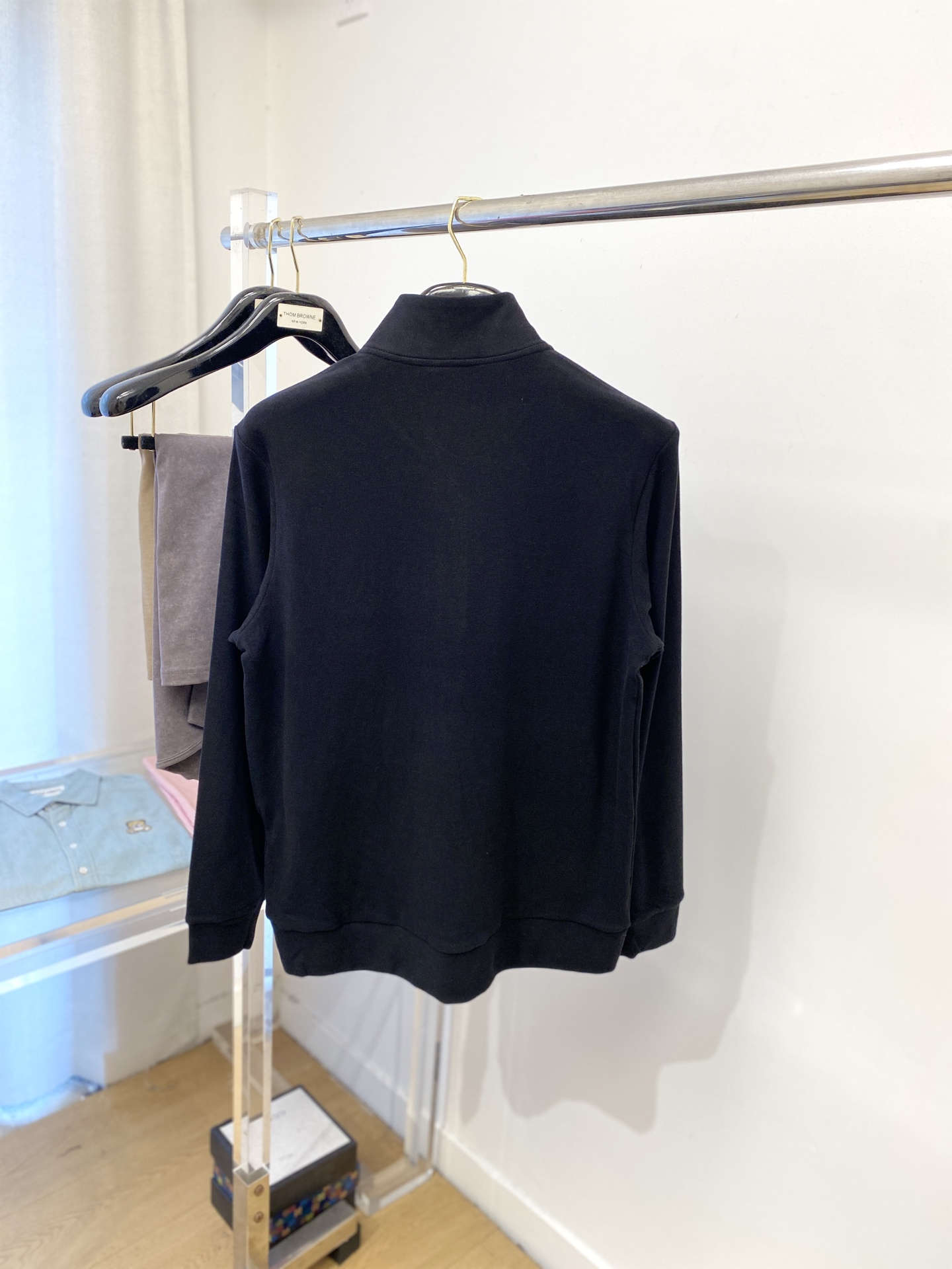 蒙口、2025新品长袖卫衣，帅气时尚，简约百搭款。胸前刺绣装饰图案logo，面料棉 不仅挺括，保持潮流的