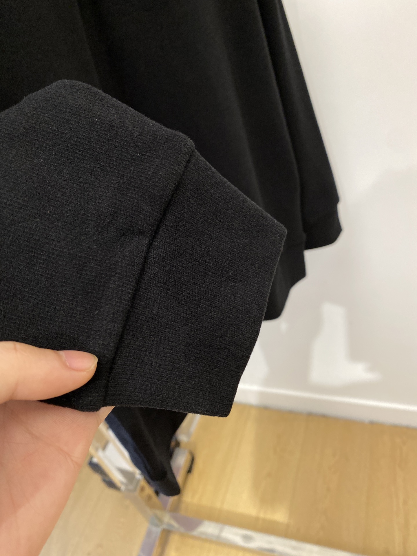 蒙口、2025新品长袖卫衣，帅气时尚，简约百搭款。胸前刺绣装饰图案logo，面料棉 不仅挺括，保持潮流的