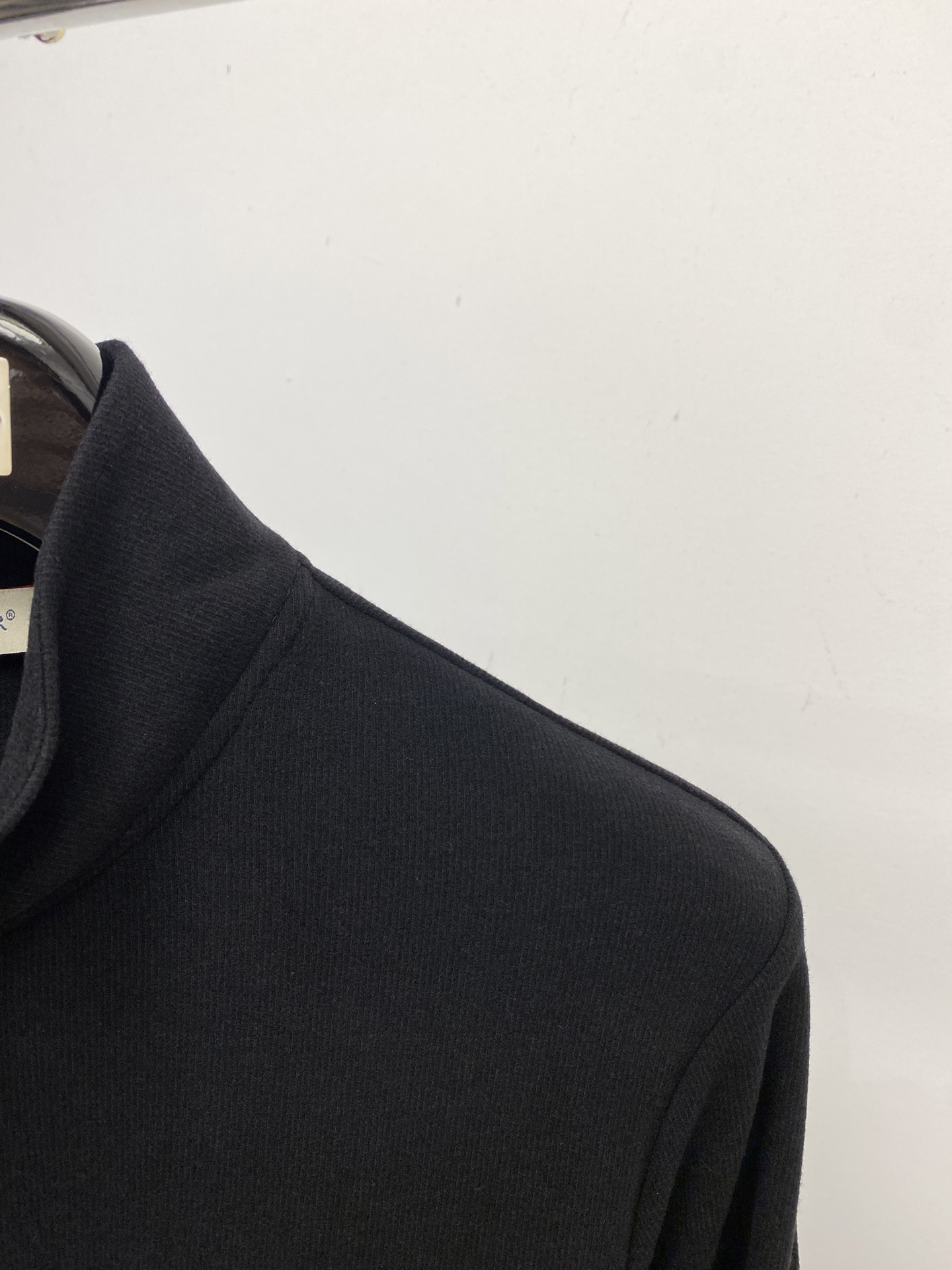 蒙口、2025新品长袖卫衣，帅气时尚，简约百搭款。胸前刺绣装饰图案logo，面料棉 不仅挺括，保持潮流的