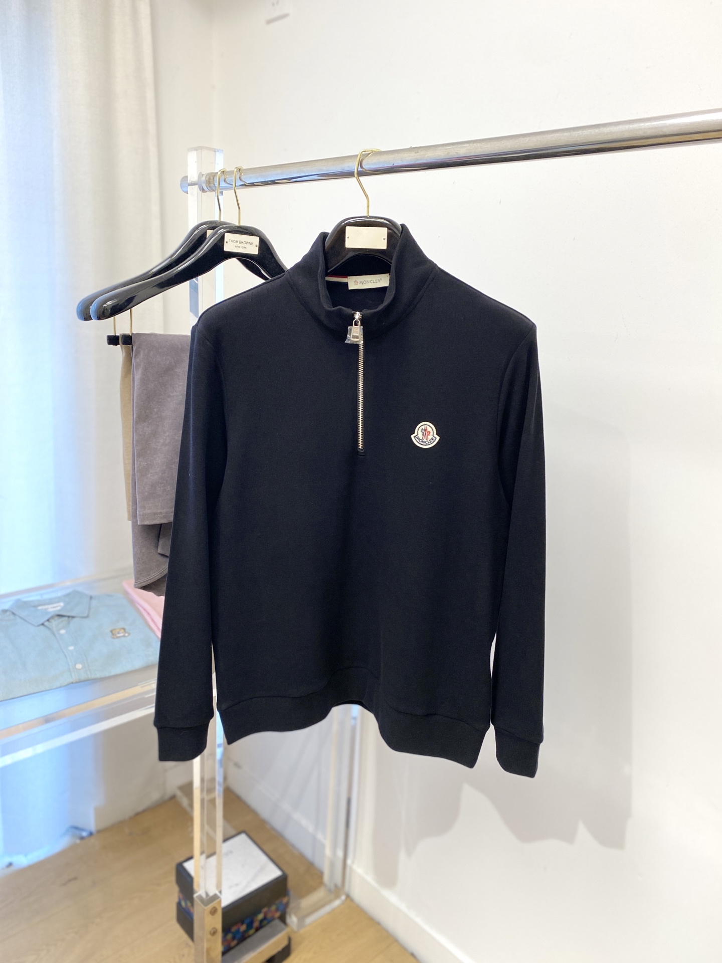 蒙口、2025新品长袖卫衣，帅气时尚，简约百搭款。胸前刺绣装饰图案logo，面料棉 不仅挺括，保持潮流的