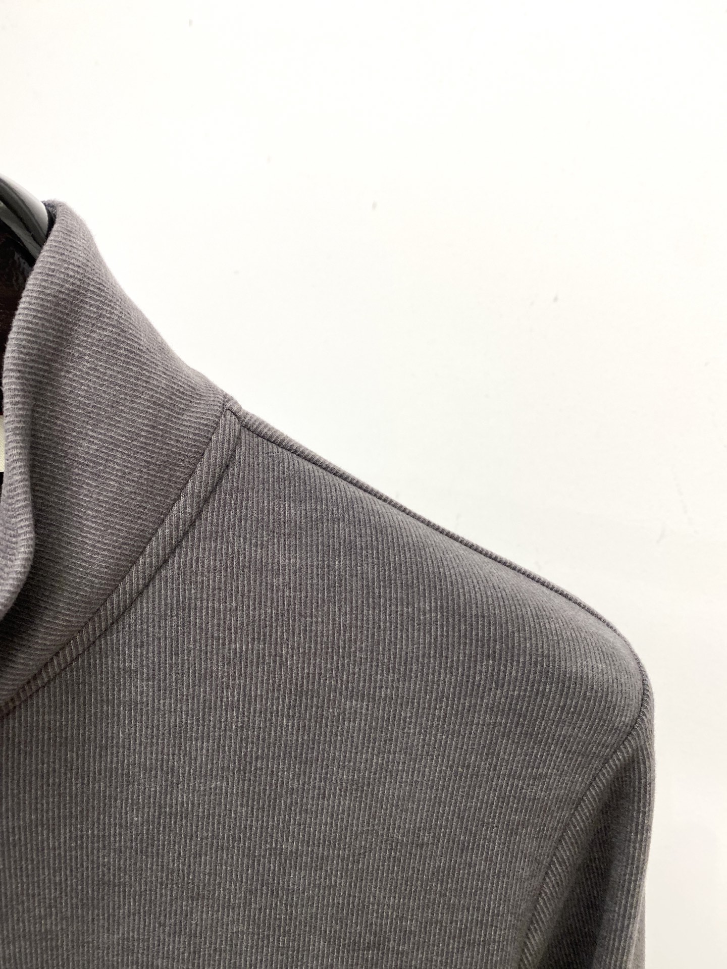 蒙口、2025新品长袖卫衣，帅气时尚，简约百搭款。胸前刺绣装饰图案logo，面料棉 不仅挺括，保持潮流的