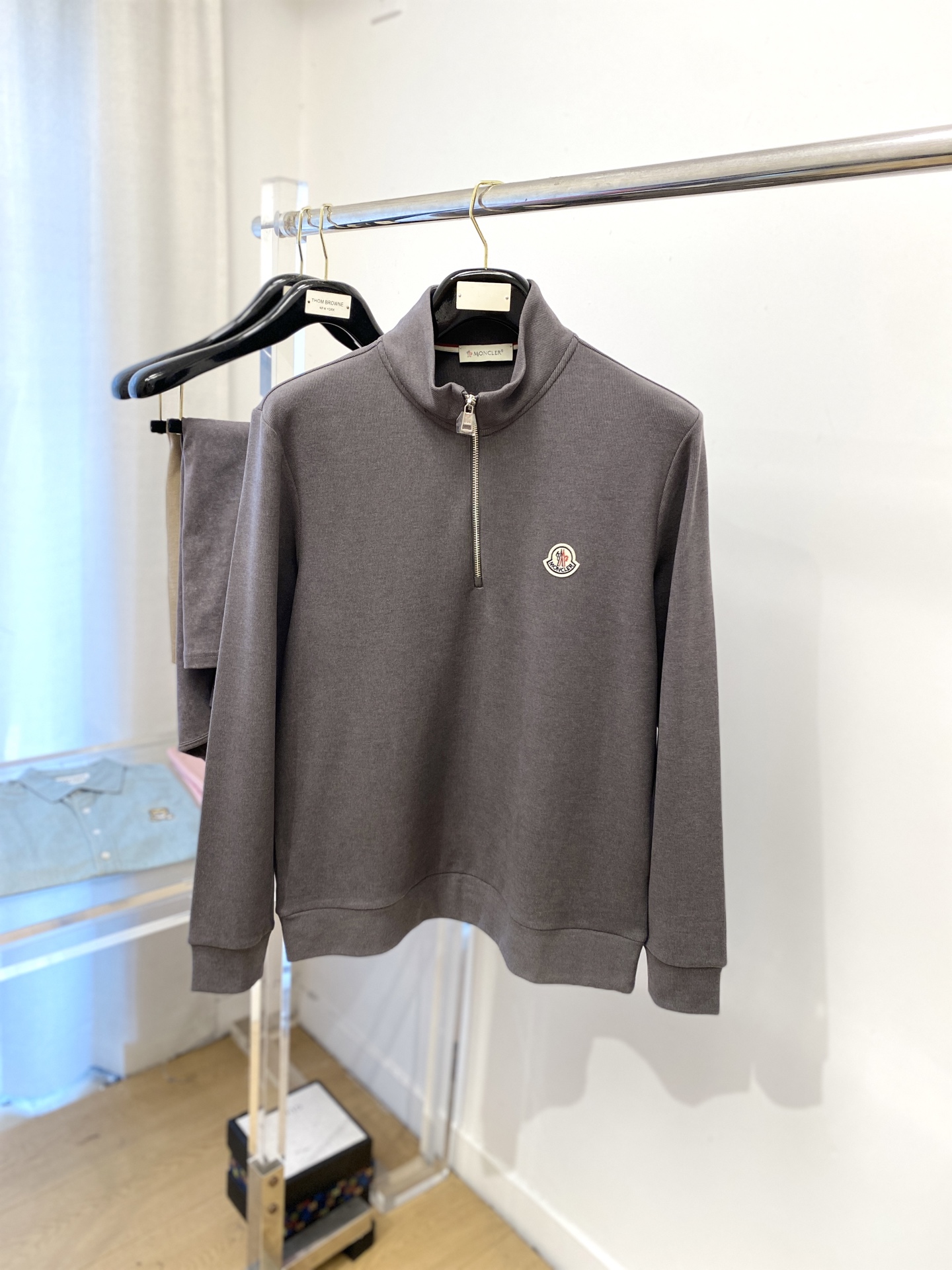 蒙口、2025新品长袖卫衣，帅气时尚，简约百搭款。胸前刺绣装饰图案logo，面料棉 不仅挺括，保持潮流的