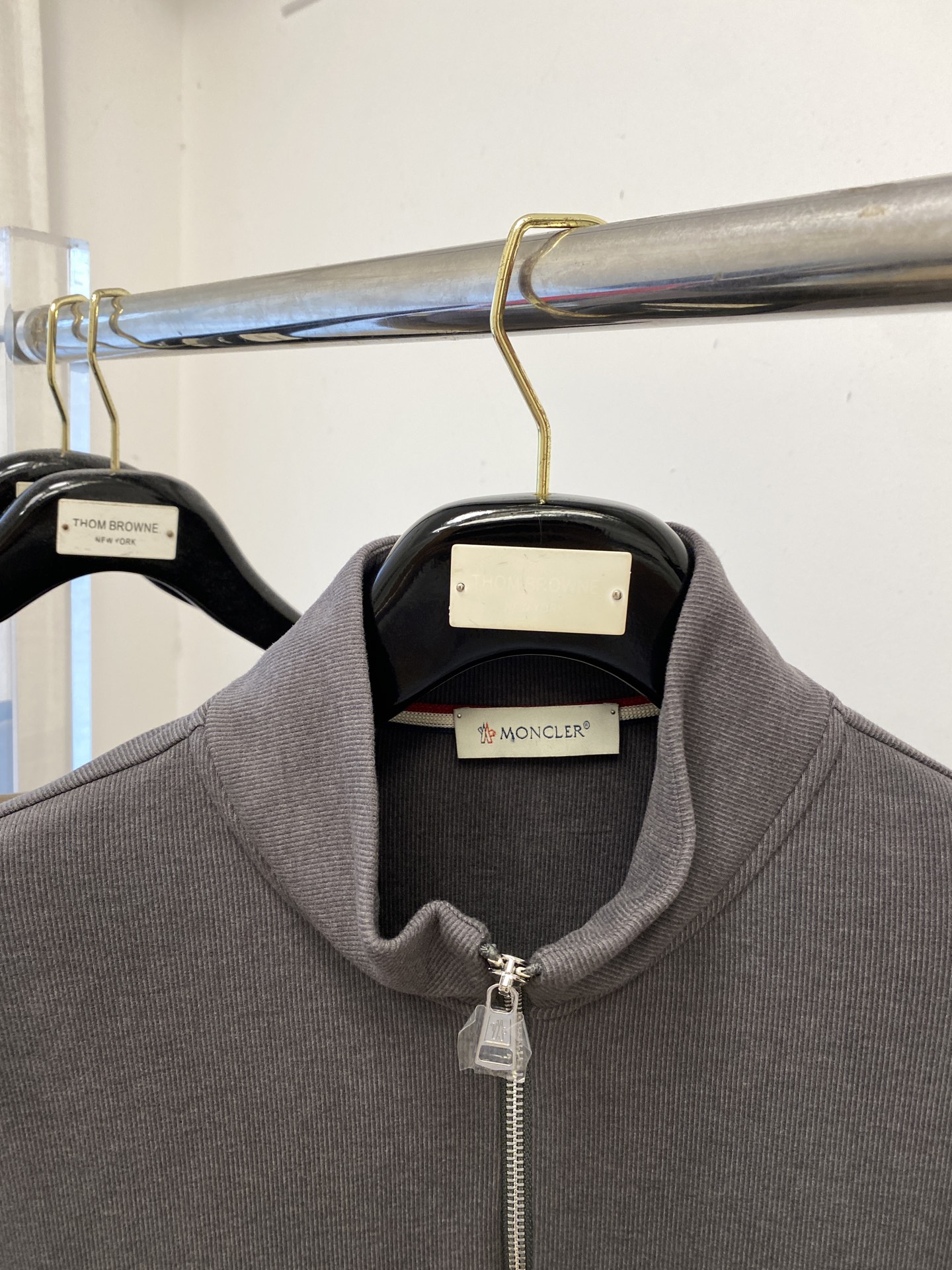 蒙口、2025新品长袖卫衣，帅气时尚，简约百搭款。胸前刺绣装饰图案logo，面料棉 不仅挺括，保持潮流的