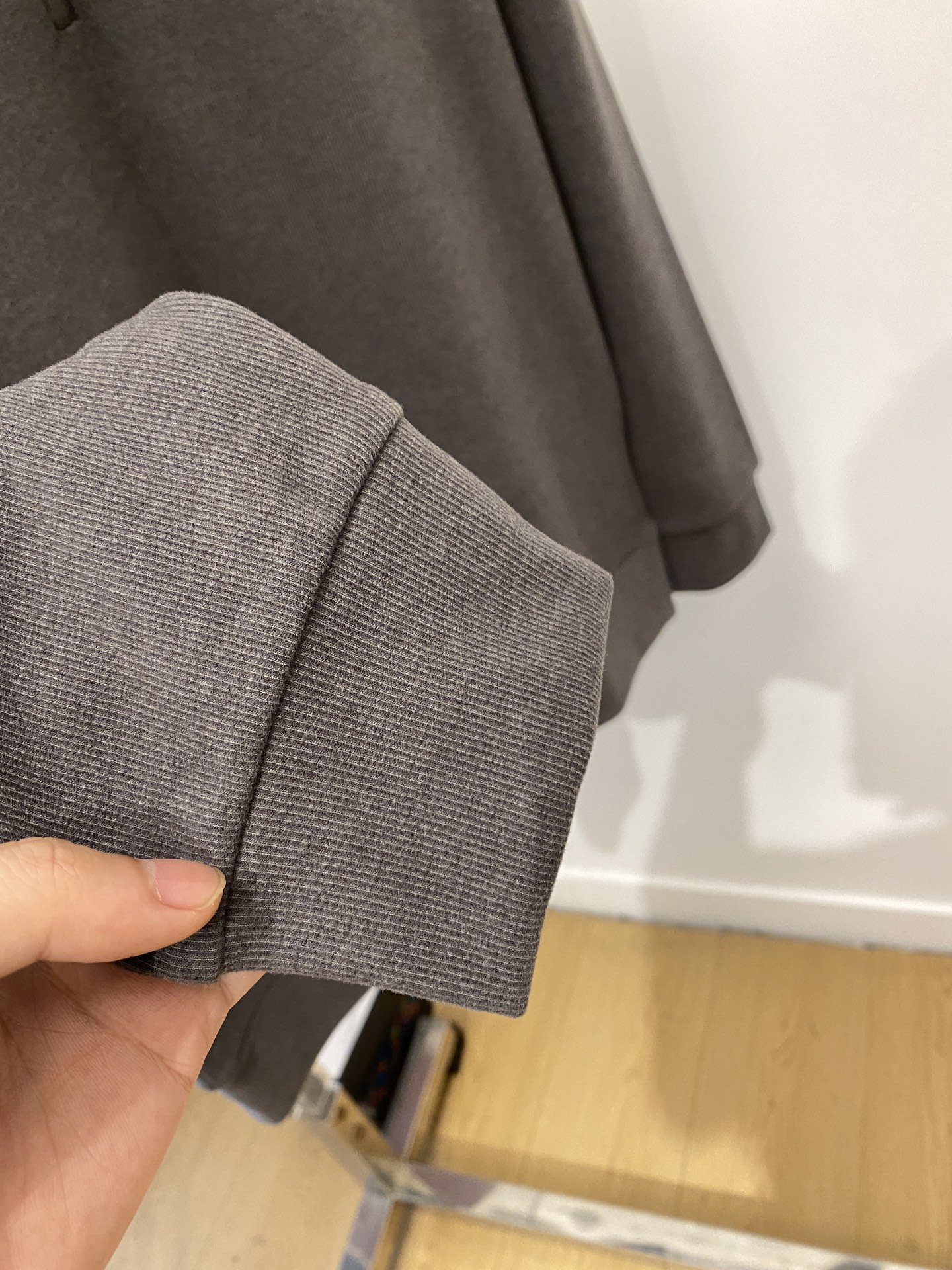 蒙口、2025新品长袖卫衣，帅气时尚，简约百搭款。胸前刺绣装饰图案logo，面料棉 不仅挺括，保持潮流的