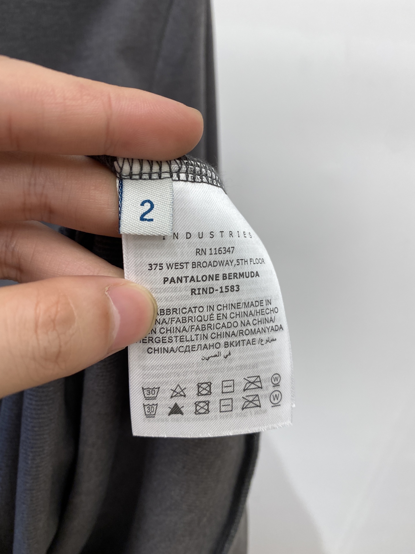 蒙口、2025新品长袖卫衣，帅气时尚，简约百搭款。胸前刺绣装饰图案logo，面料棉 不仅挺括，保持潮流的