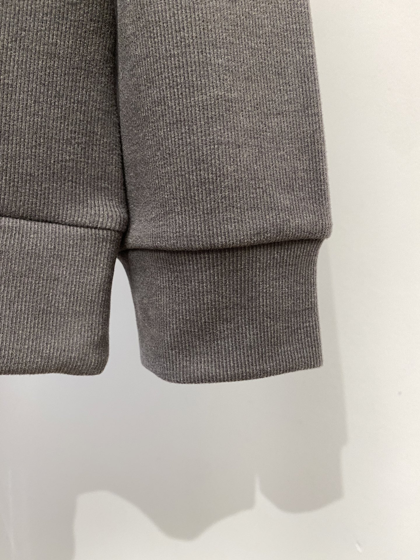 蒙口、2025新品长袖卫衣，帅气时尚，简约百搭款。胸前刺绣装饰图案logo，面料棉 不仅挺括，保持潮流的