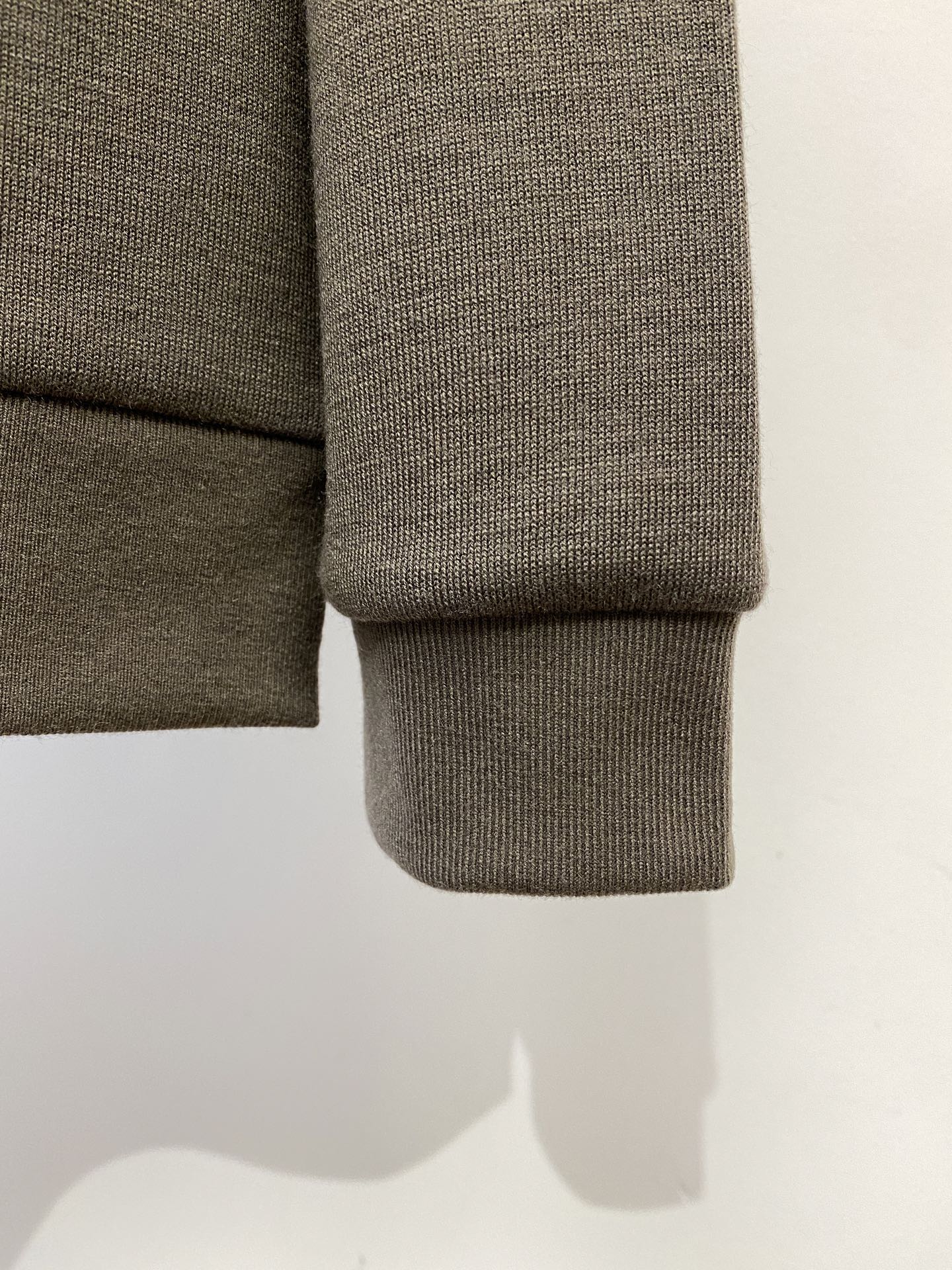￼ Brunello Cucinelli、2025新品长袖卫衣，帅气时尚，简约百搭款。胸前精致刺绣图案字