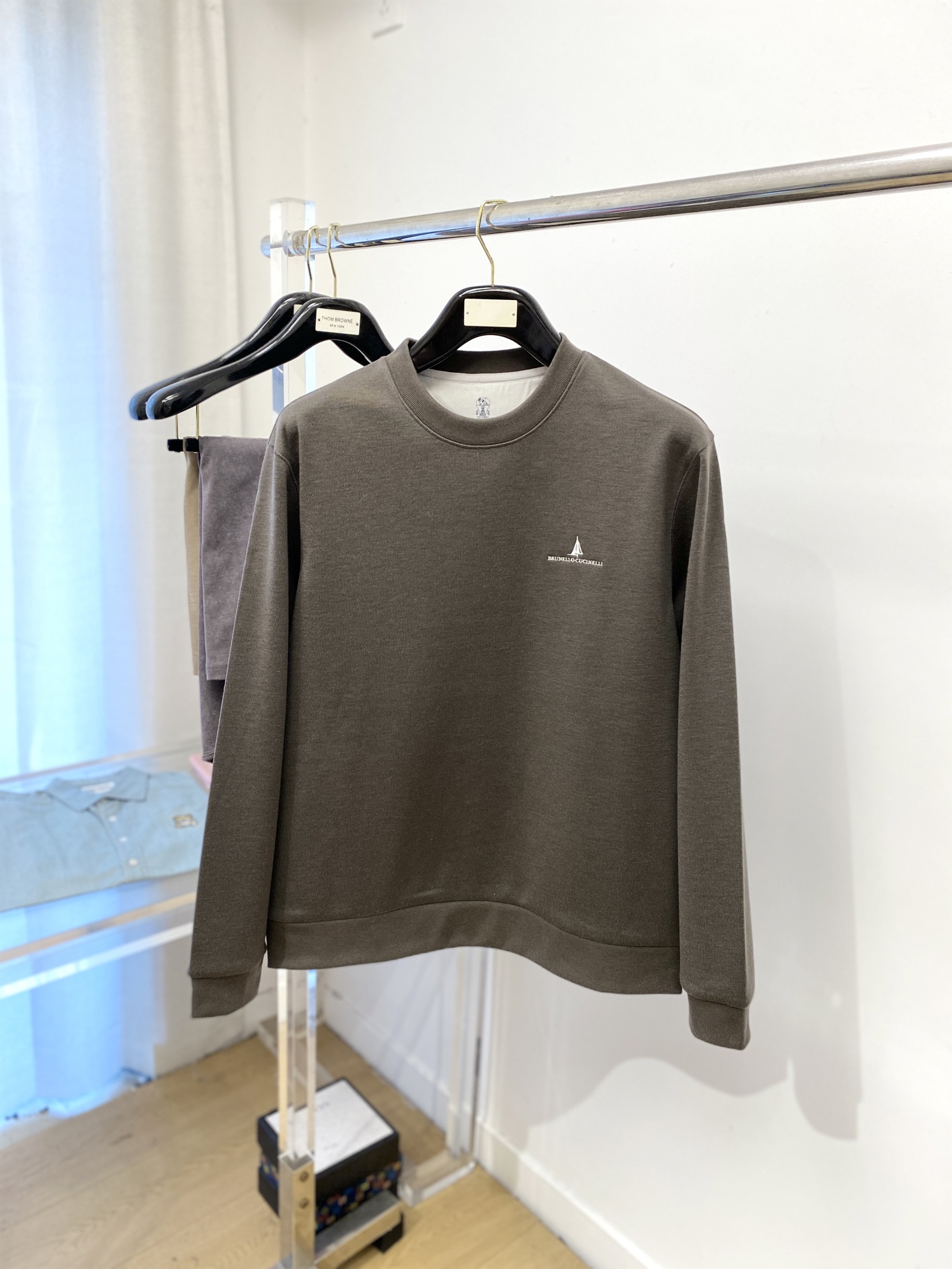 ￼ Brunello Cucinelli、2025新品长袖卫衣，帅气时尚，简约百搭款。胸前精致刺绣图案字