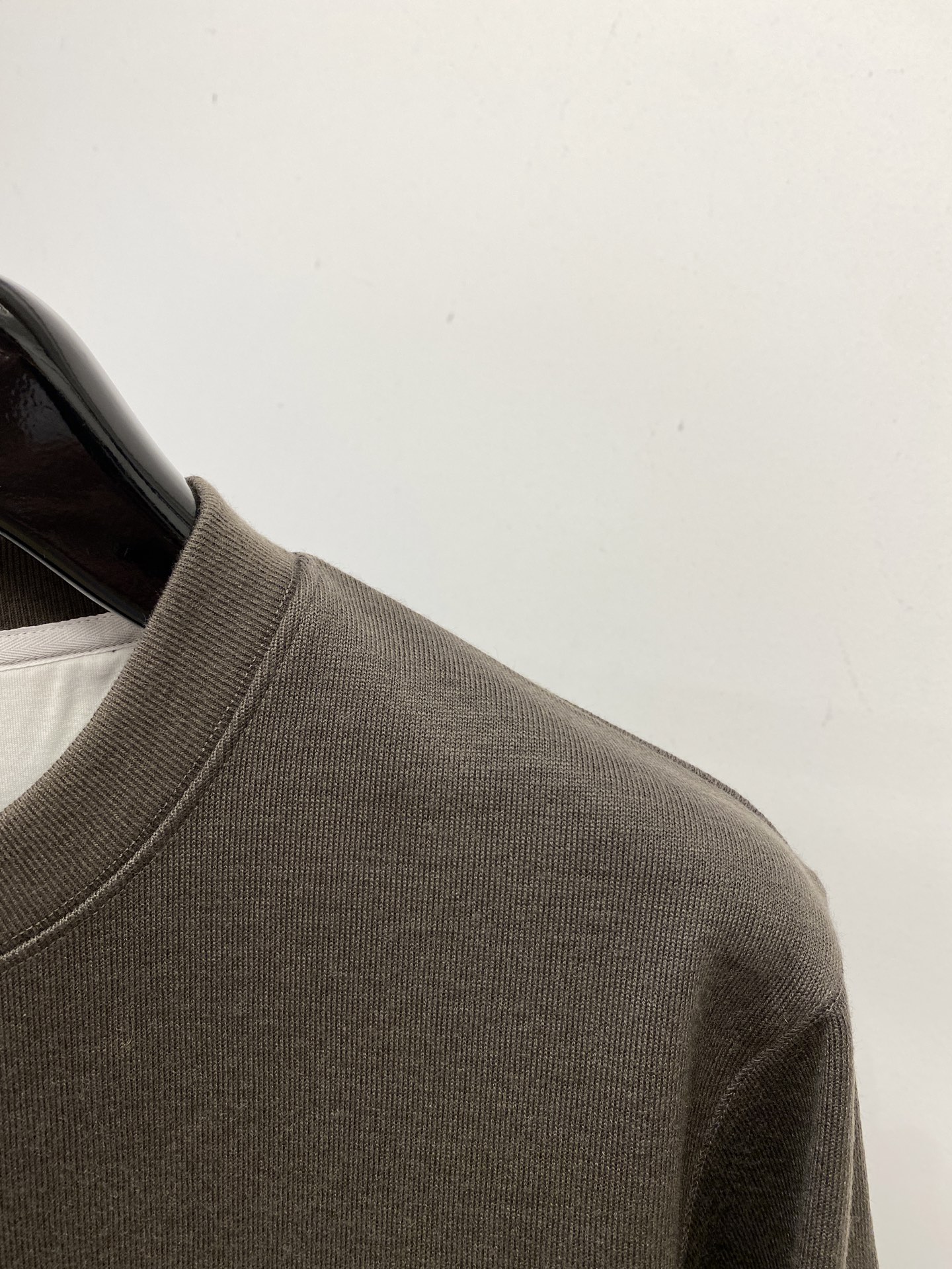 ￼ Brunello Cucinelli、2025新品长袖卫衣，帅气时尚，简约百搭款。胸前精致刺绣图案字