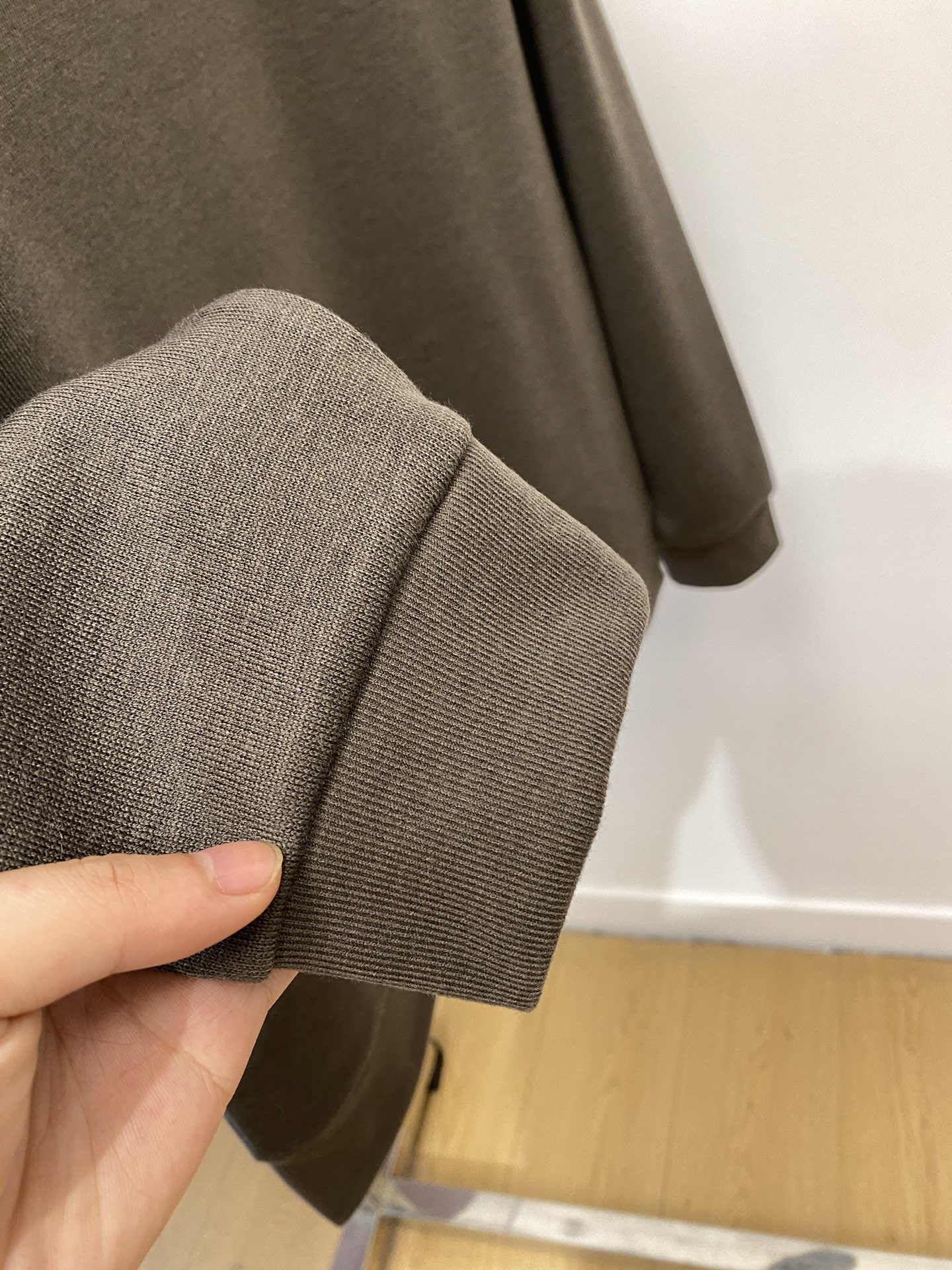 ￼ Brunello Cucinelli、2025新品长袖卫衣，帅气时尚，简约百搭款。胸前精致刺绣图案字