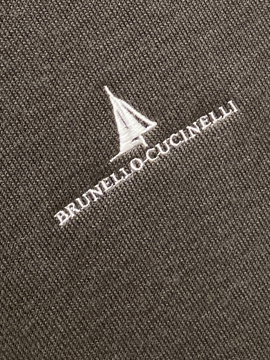 ￼ Brunello Cucinelli、2025新品长袖卫衣，帅气时尚，简约百搭款。胸前精致刺绣图案字