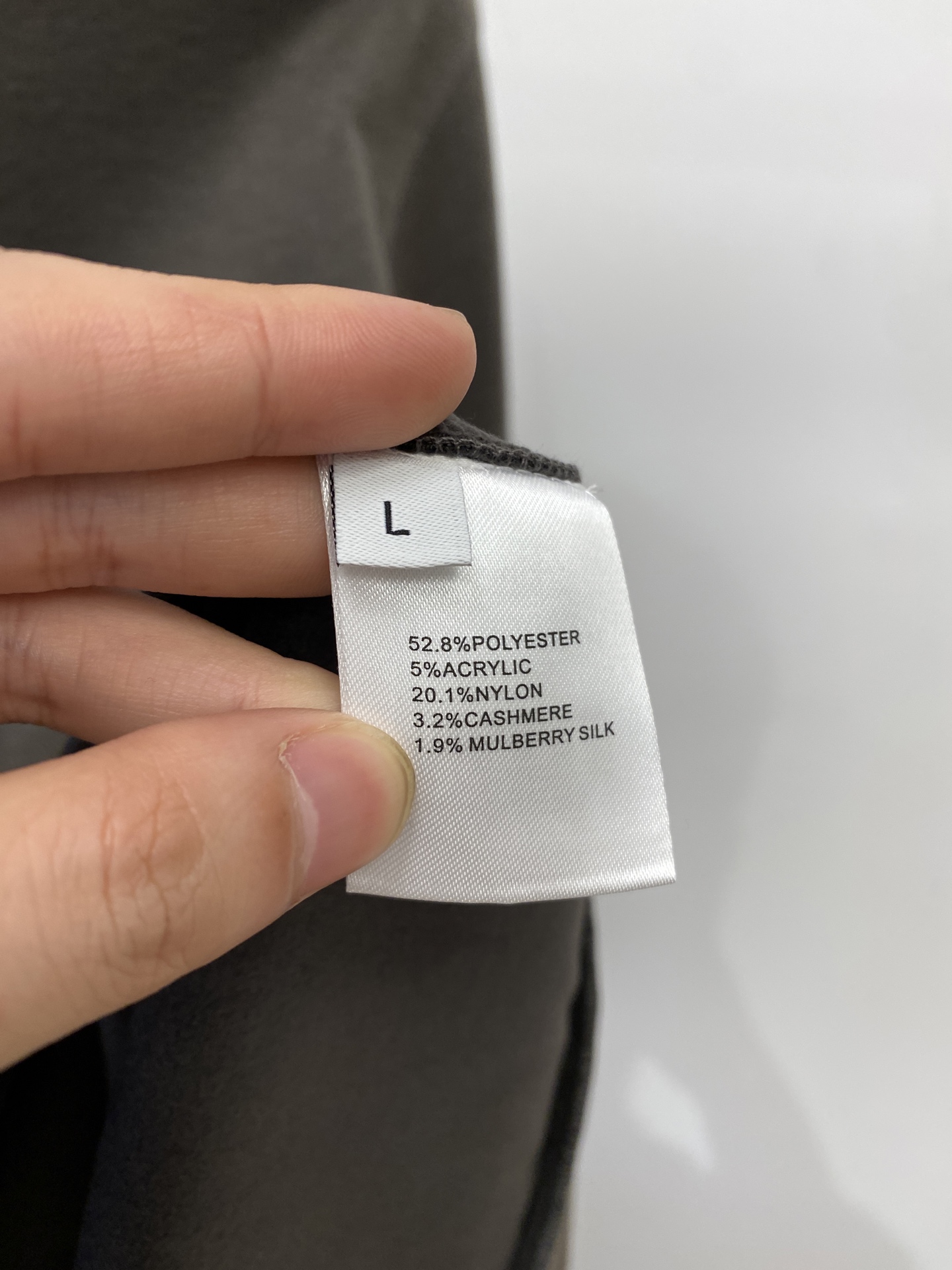￼ Brunello Cucinelli、2025新品长袖卫衣，帅气时尚，简约百搭款。胸前精致刺绣图案字