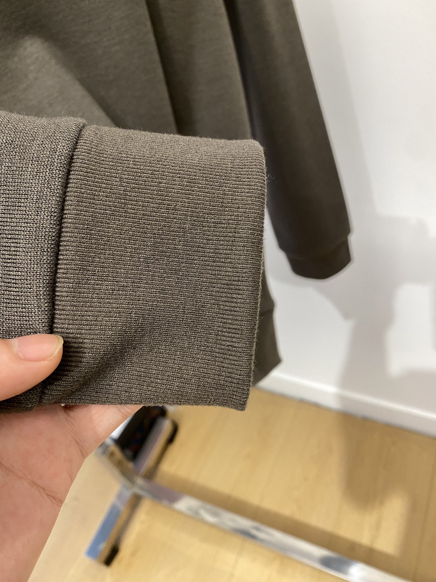 ￼ Brunello Cucinelli、2025新品长袖卫衣，帅气时尚，简约百搭款。胸前精致刺绣图案字