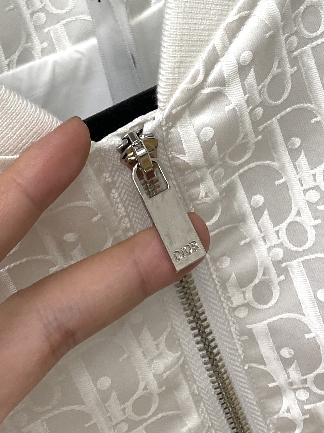 ￼ 迪奥、2025新品夹克外套，时尚帅气，胸前精致刺绣字母logo，简约百搭款，定制原版面料，不仅挺括，