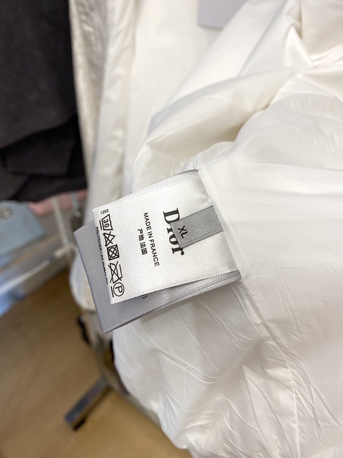 ￼ 迪奥、2025新品夹克外套，时尚帅气，胸前精致刺绣字母logo，简约百搭款，定制原版面料，不仅挺括，