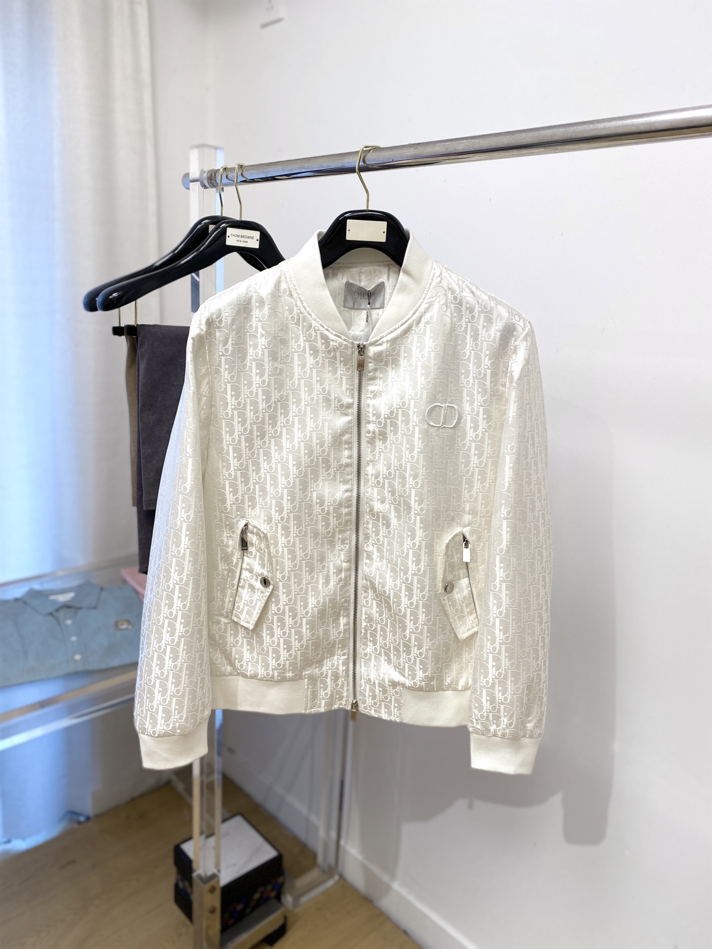 ￼ 迪奥、2025新品夹克外套，时尚帅气，胸前精致刺绣字母logo，简约百搭款，定制原版面料，不仅挺括，