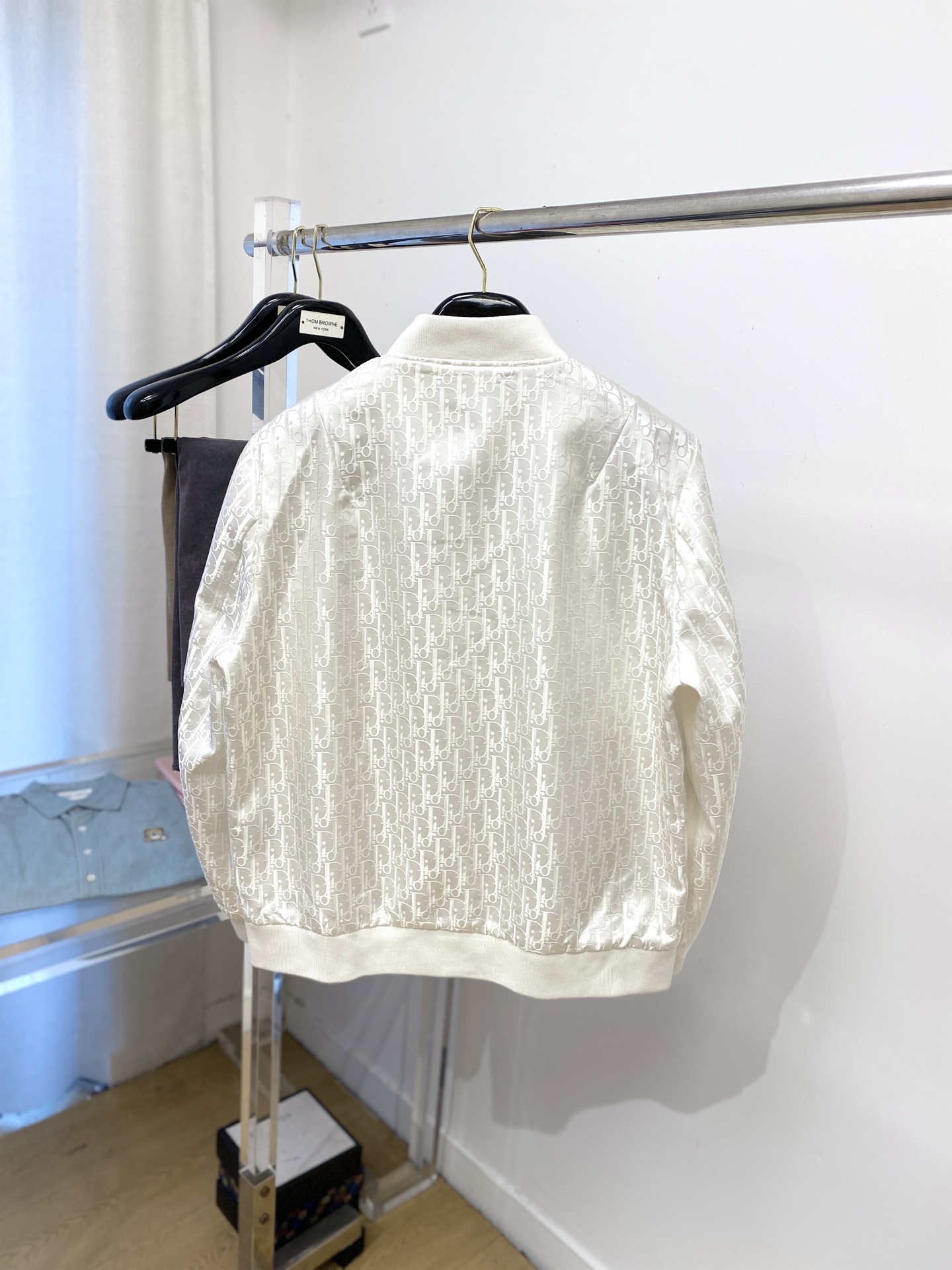 ￼ 迪奥、2025新品夹克外套，时尚帅气，胸前精致刺绣字母logo，简约百搭款，定制原版面料，不仅挺括，