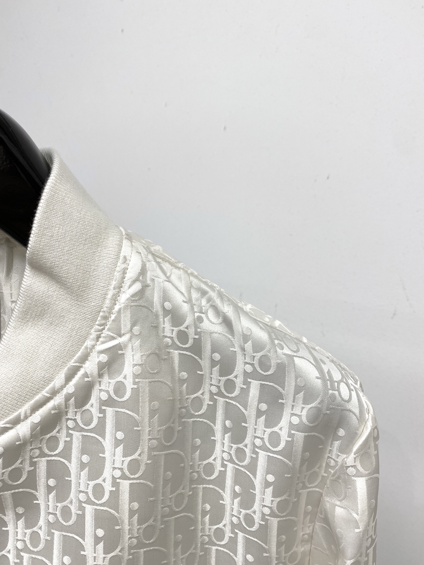 ￼ 迪奥、2025新品夹克外套，时尚帅气，胸前精致刺绣字母logo，简约百搭款，定制原版面料，不仅挺括，