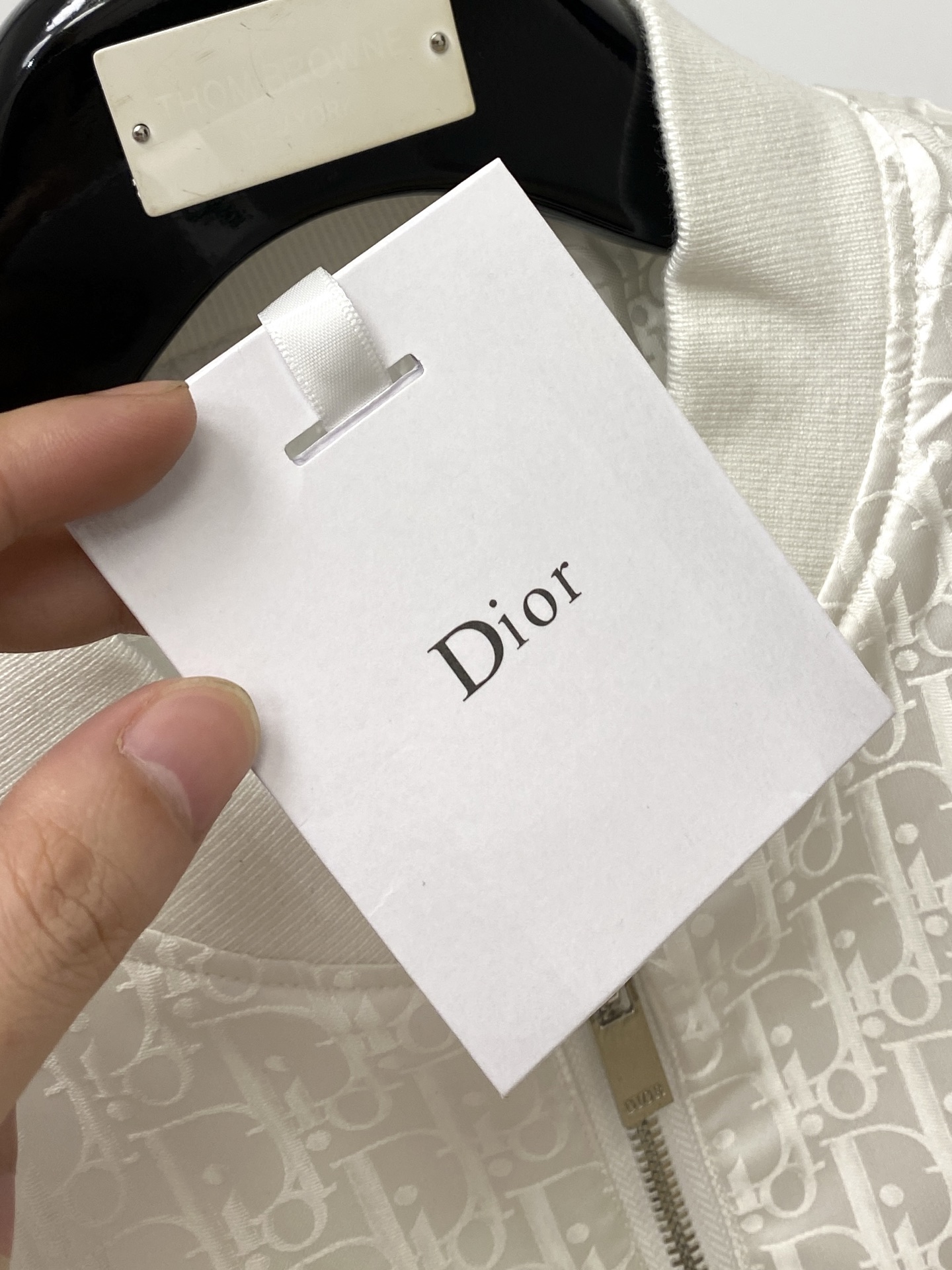 ￼ 迪奥、2025新品夹克外套，时尚帅气，胸前精致刺绣字母logo，简约百搭款，定制原版面料，不仅挺括，