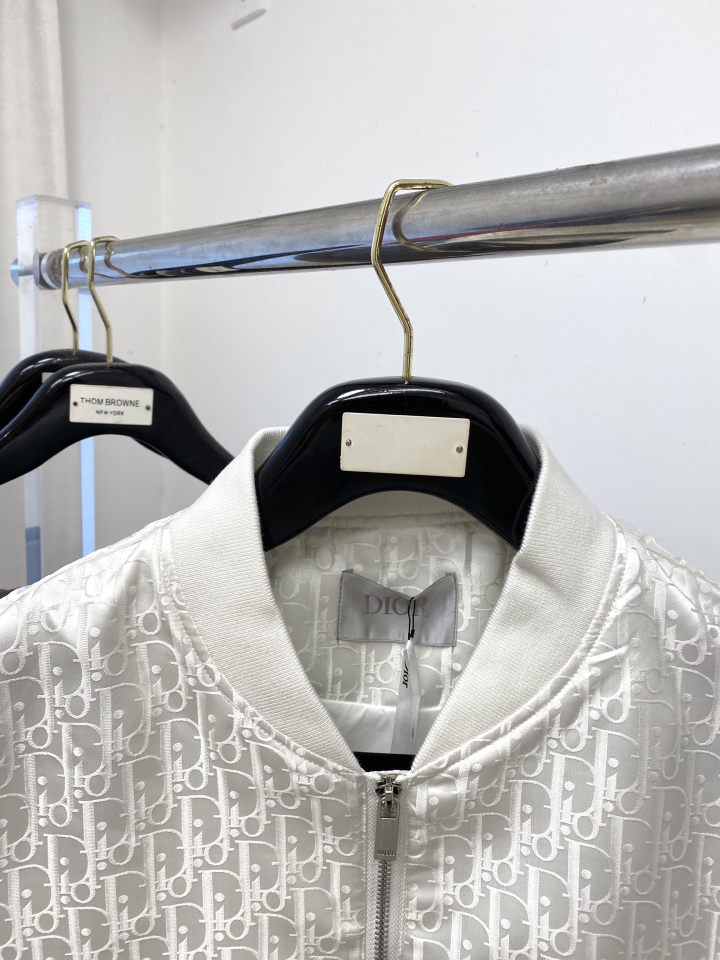 ￼ 迪奥、2025新品夹克外套，时尚帅气，胸前精致刺绣字母logo，简约百搭款，定制原版面料，不仅挺括，