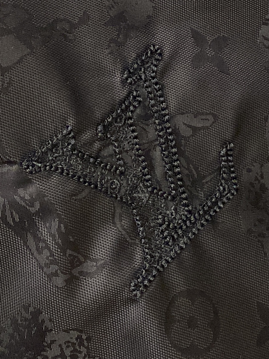 路易威登、2025新品夹克外套，时尚帅气，胸前精致刺绣字母logo，简约百搭款，定制原版面料，不仅挺括，