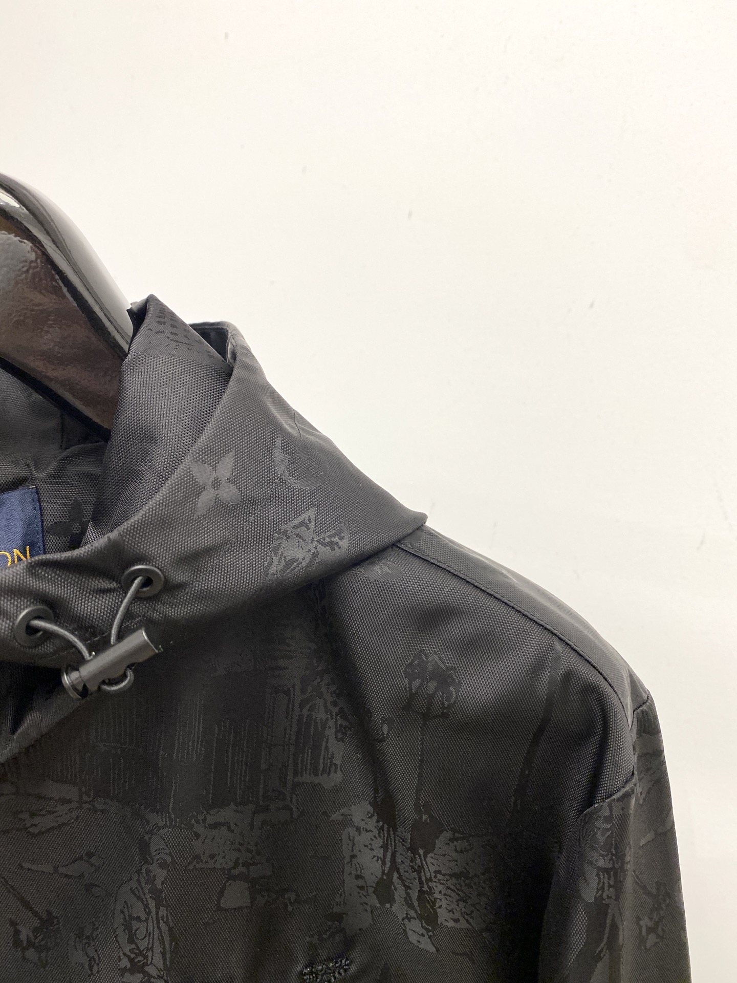 路易威登、2025新品夹克外套，时尚帅气，胸前精致刺绣字母logo，简约百搭款，定制原版面料，不仅挺括，