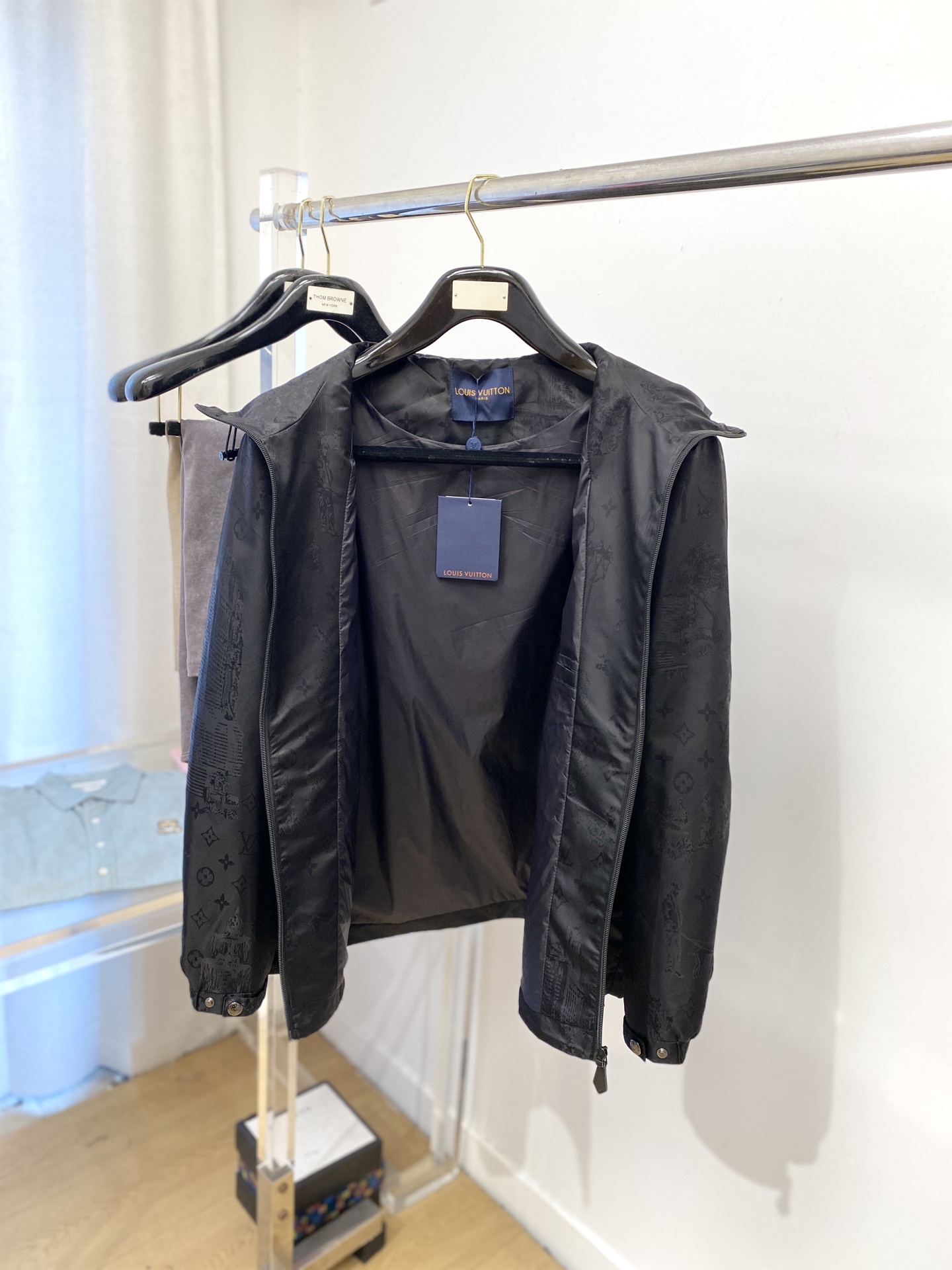 路易威登、2025新品夹克外套，时尚帅气，胸前精致刺绣字母logo，简约百搭款，定制原版面料，不仅挺括，