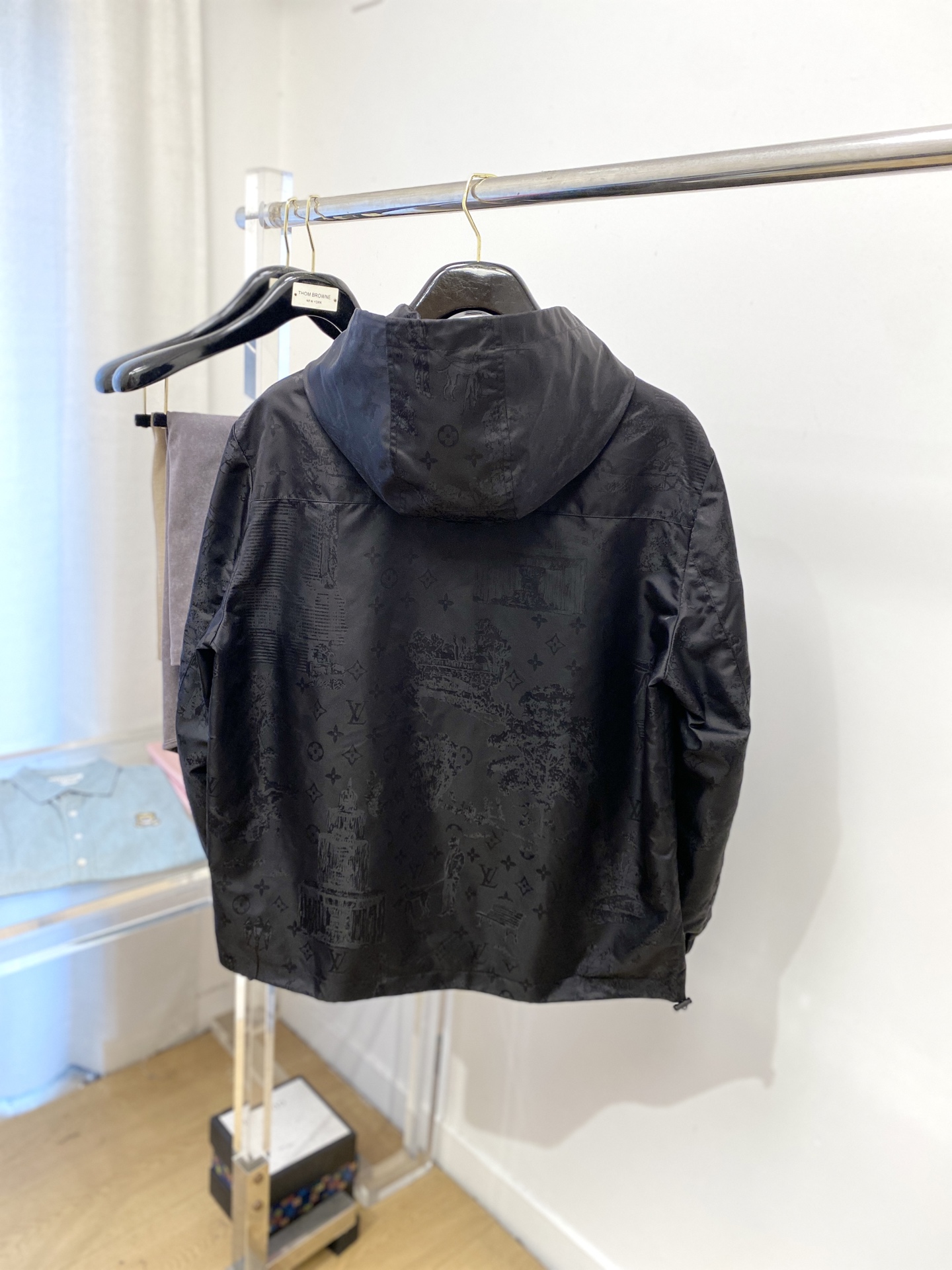 路易威登、2025新品夹克外套，时尚帅气，胸前精致刺绣字母logo，简约百搭款，定制原版面料，不仅挺括，