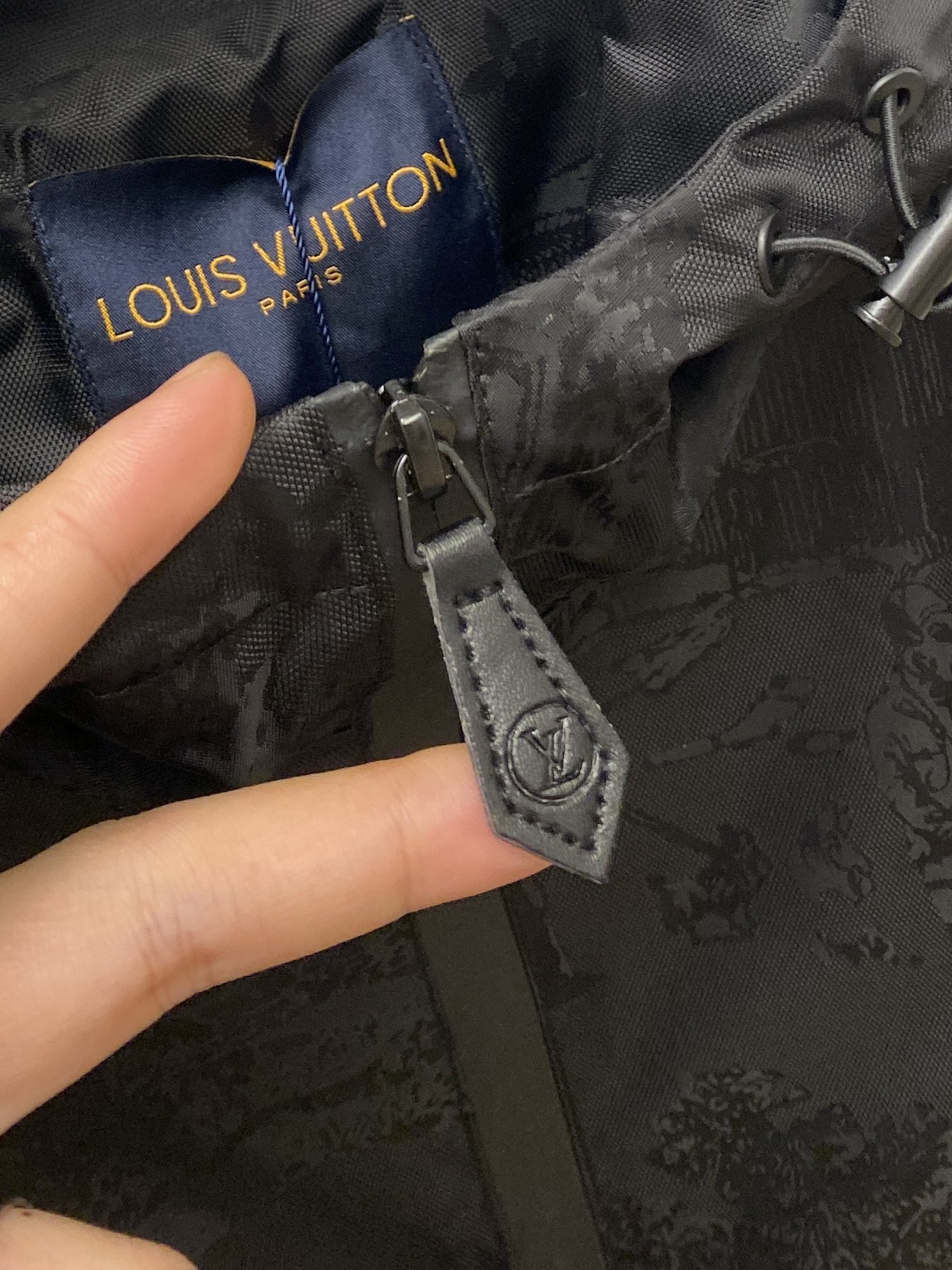 路易威登、2025新品夹克外套，时尚帅气，胸前精致刺绣字母logo，简约百搭款，定制原版面料，不仅挺括，