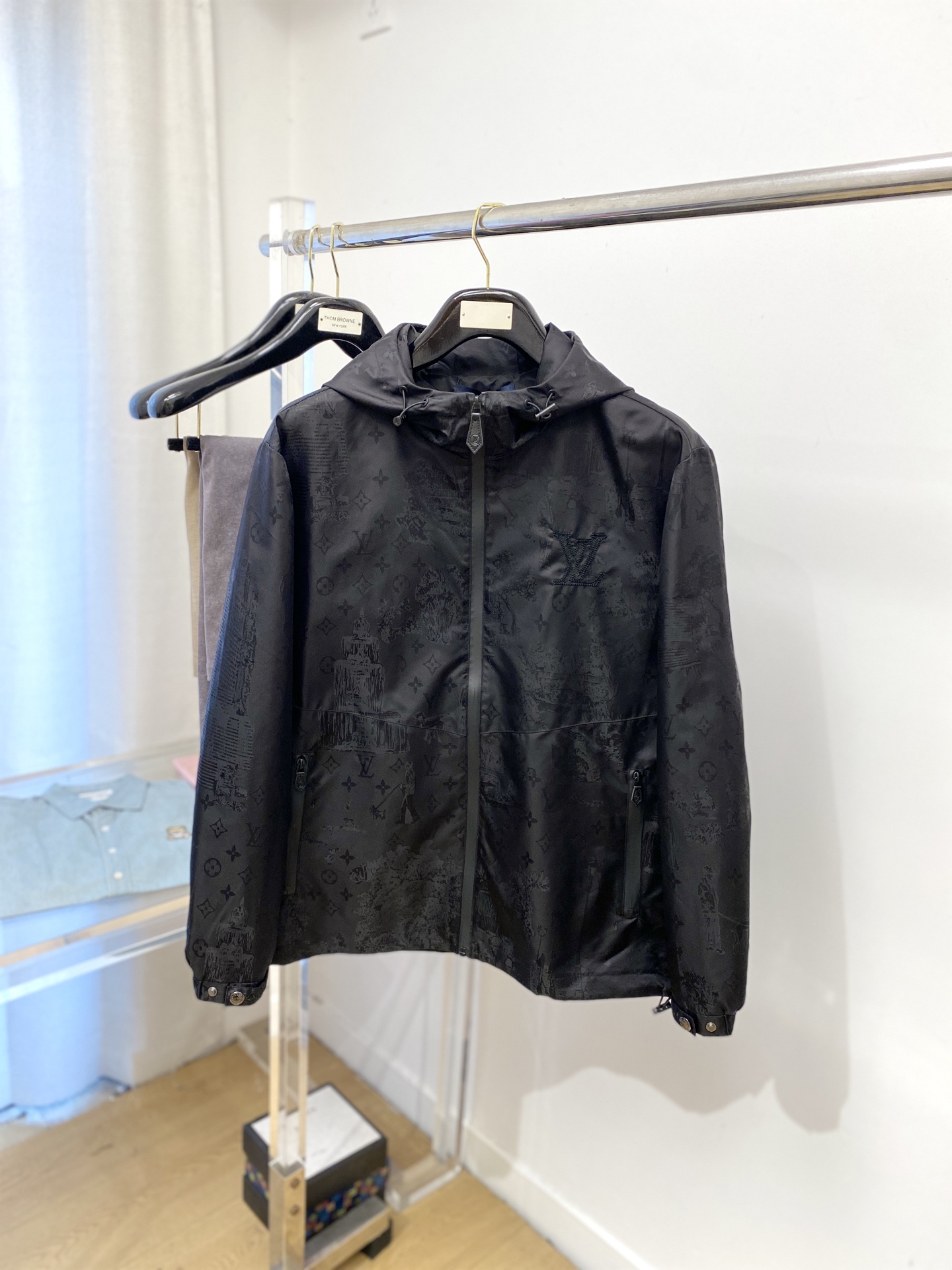 路易威登、2025新品夹克外套，时尚帅气，胸前精致刺绣字母logo，简约百搭款，定制原版面料，不仅挺括，