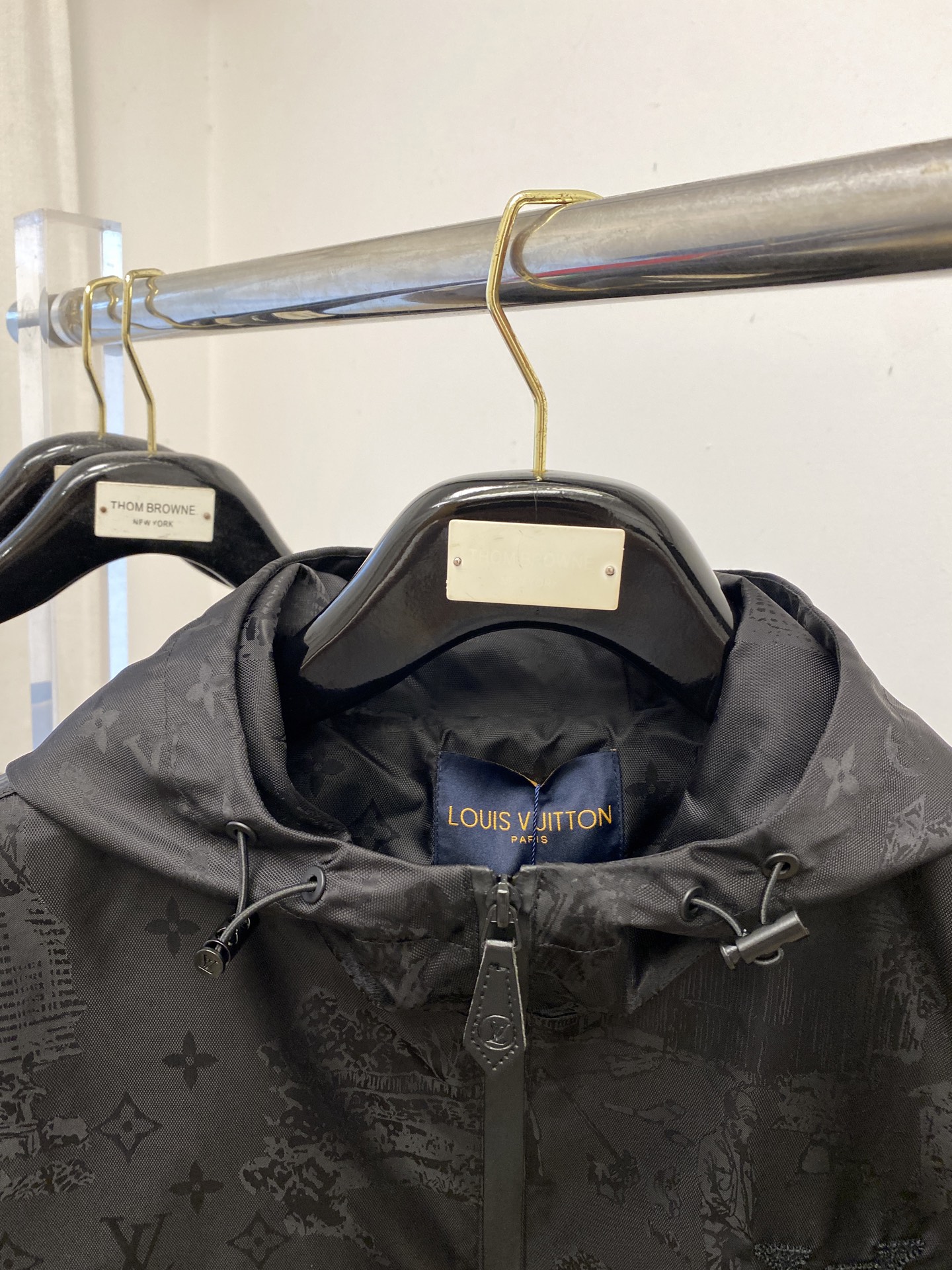 路易威登、2025新品夹克外套，时尚帅气，胸前精致刺绣字母logo，简约百搭款，定制原版面料，不仅挺括，