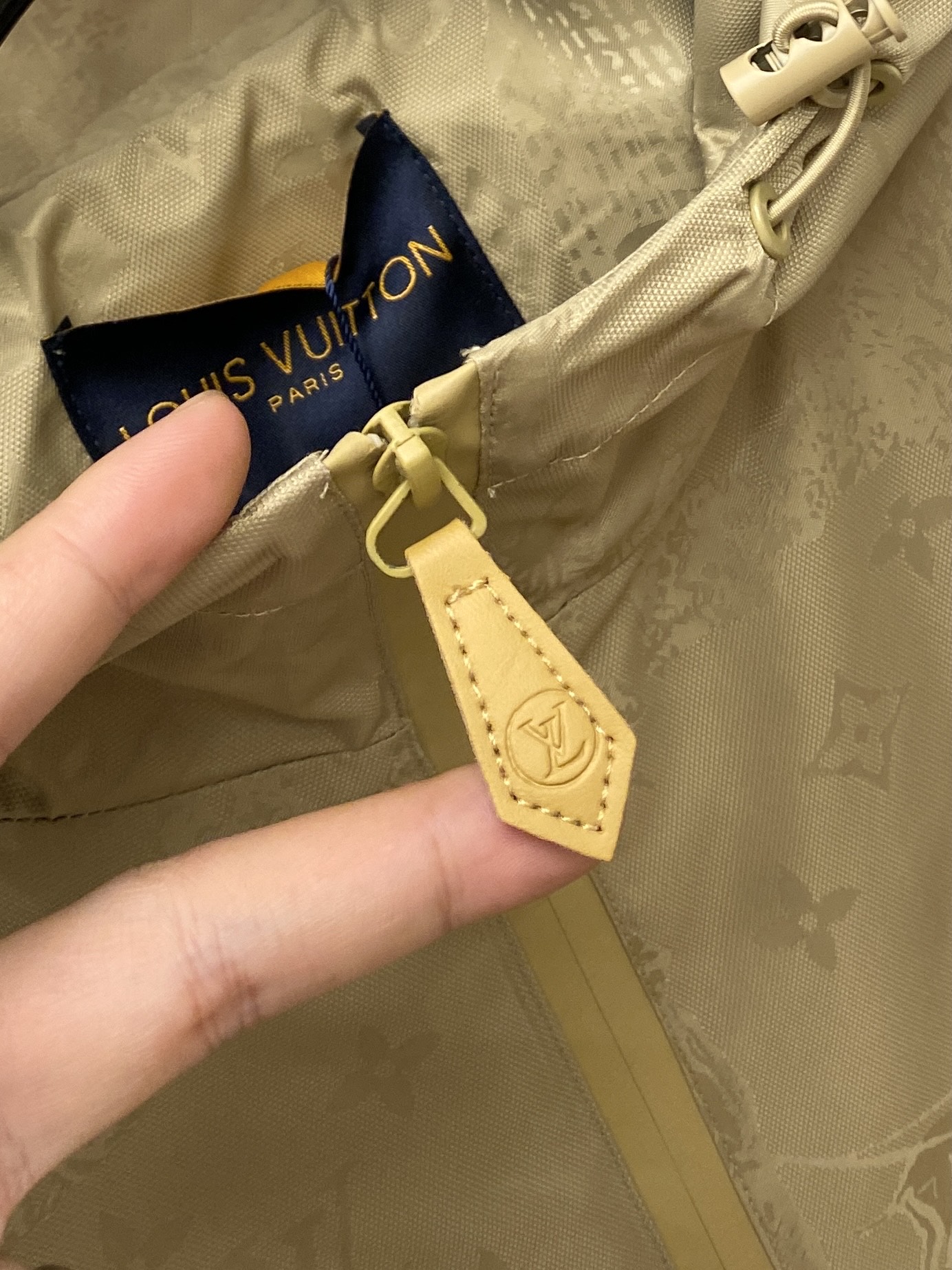 路易威登、2025新品夹克外套，时尚帅气，胸前精致刺绣字母logo，简约百搭款，定制原版面料，不仅挺括，