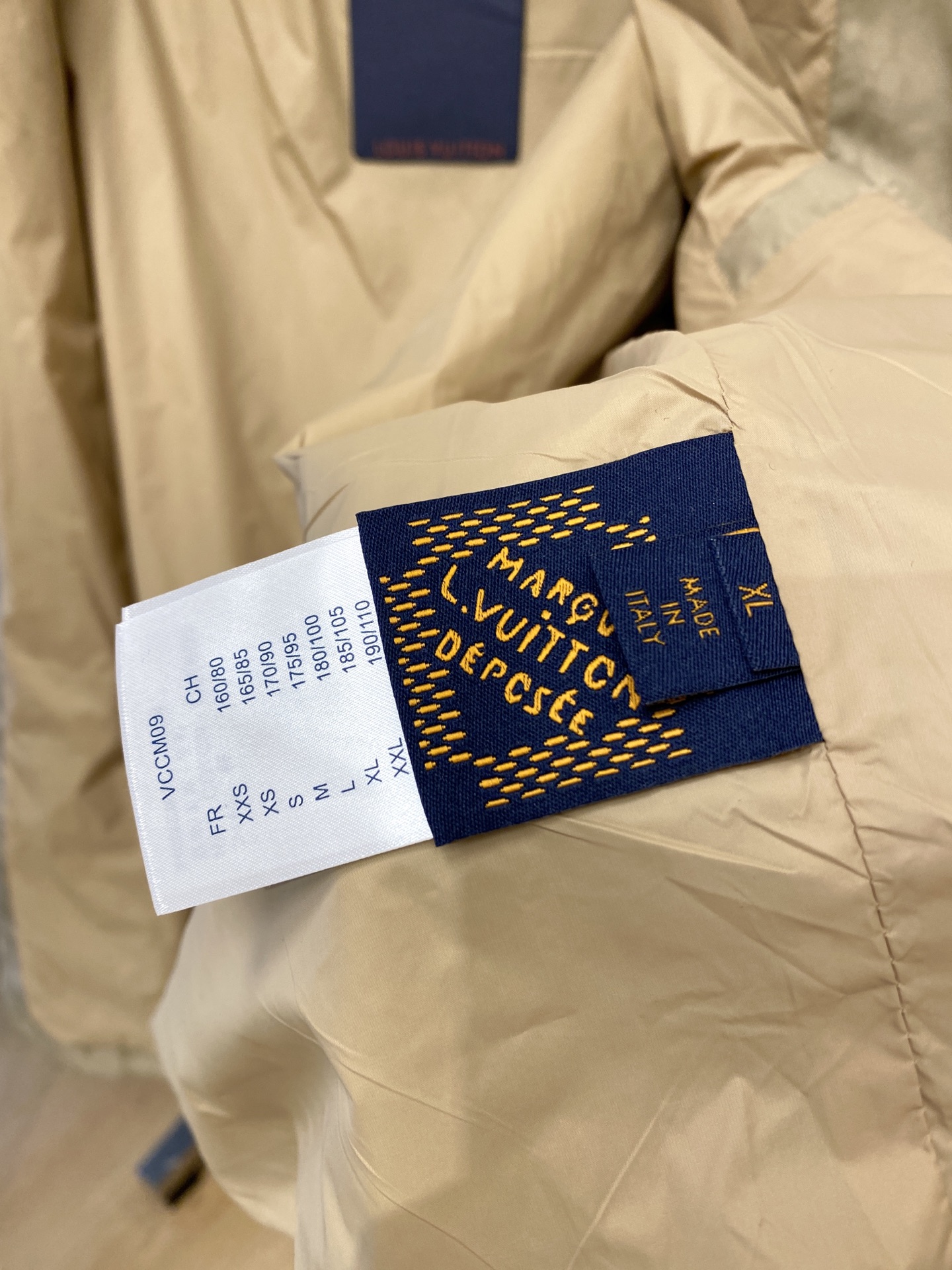 路易威登、2025新品夹克外套，时尚帅气，胸前精致刺绣字母logo，简约百搭款，定制原版面料，不仅挺括，