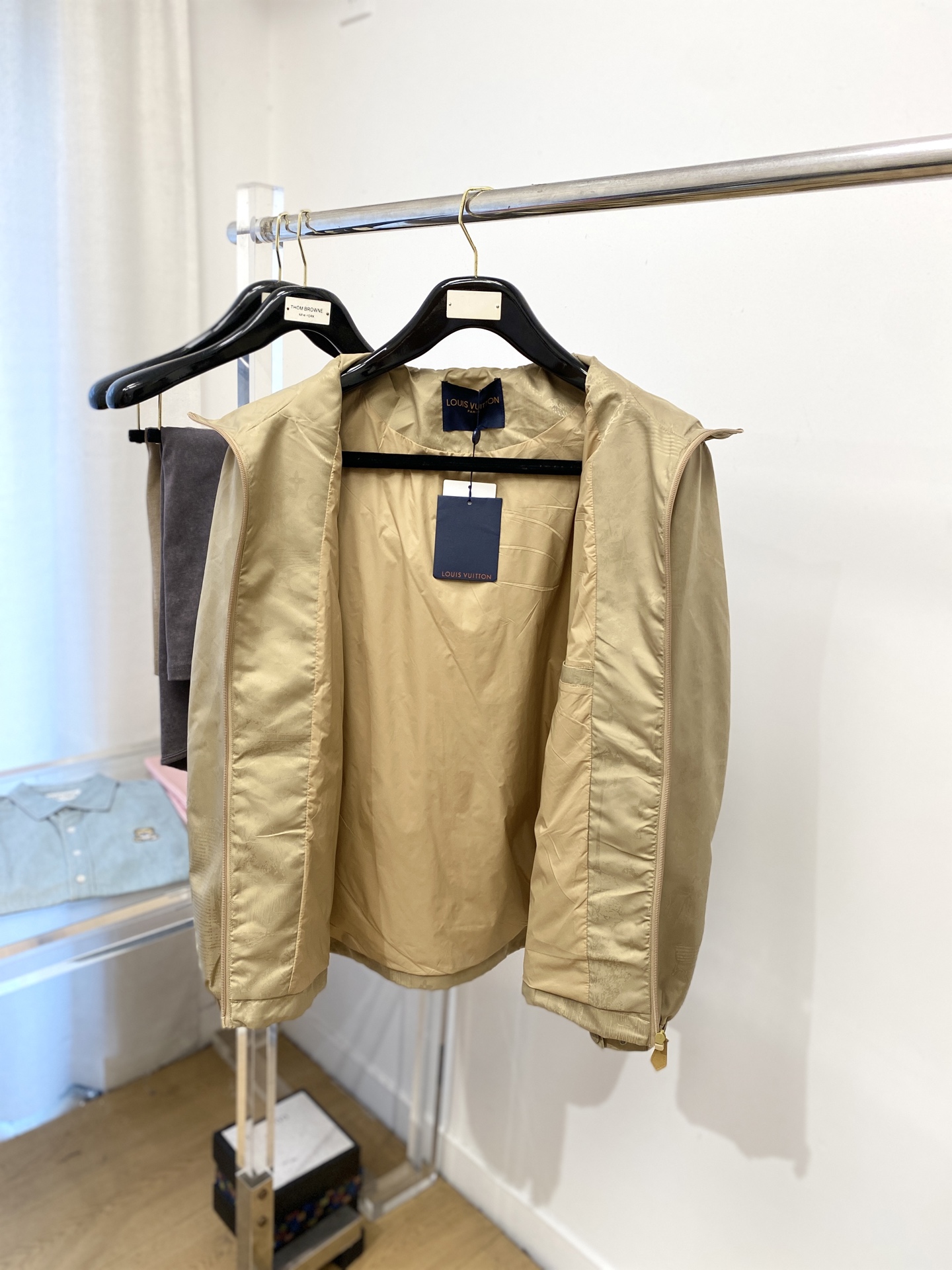 路易威登、2025新品夹克外套，时尚帅气，胸前精致刺绣字母logo，简约百搭款，定制原版面料，不仅挺括，