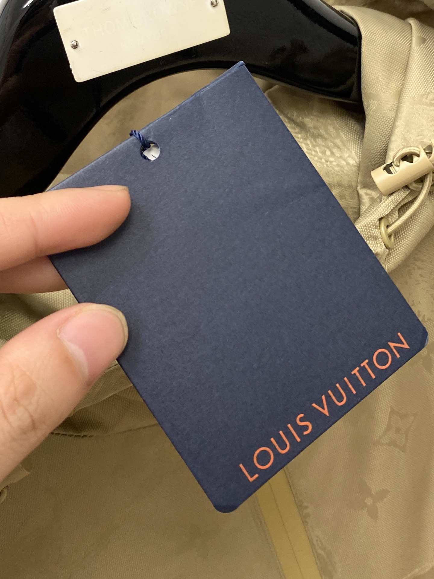 路易威登、2025新品夹克外套，时尚帅气，胸前精致刺绣字母logo，简约百搭款，定制原版面料，不仅挺括，