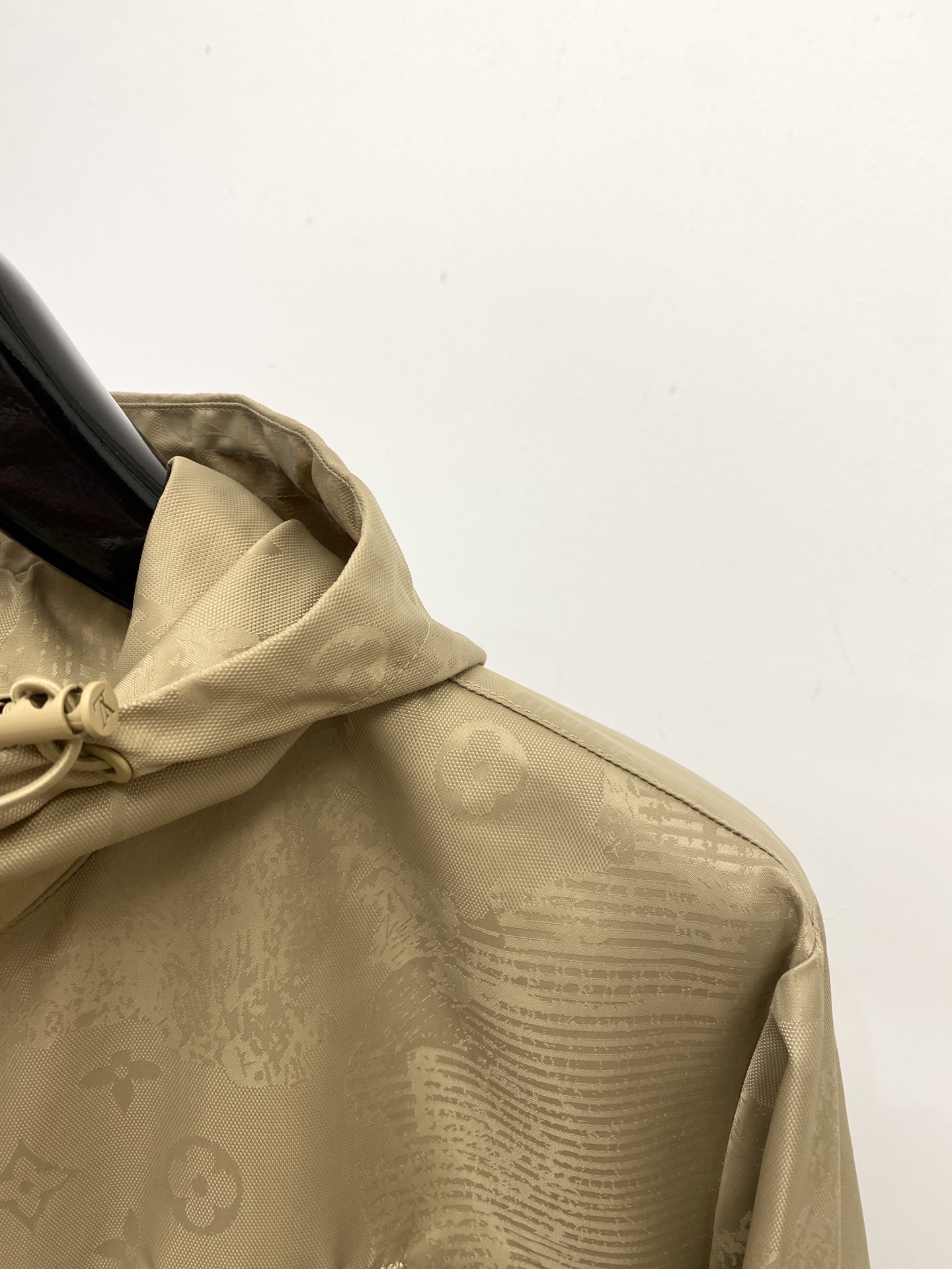 路易威登、2025新品夹克外套，时尚帅气，胸前精致刺绣字母logo，简约百搭款，定制原版面料，不仅挺括，