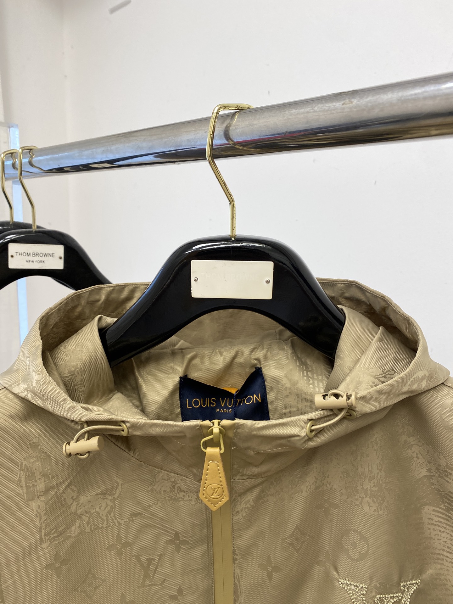 路易威登、2025新品夹克外套，时尚帅气，胸前精致刺绣字母logo，简约百搭款，定制原版面料，不仅挺括，