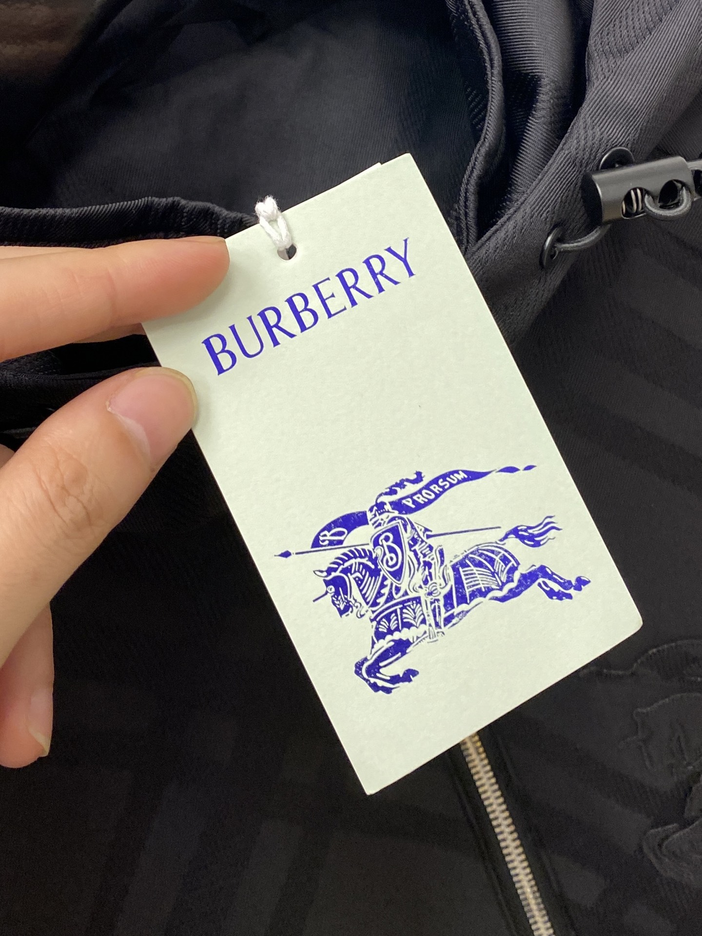 巴宝莉、2025新品夹克外套，时尚帅气，胸前精致刺绣图案logo，简约百搭款，定制原版面料，不仅挺括，保