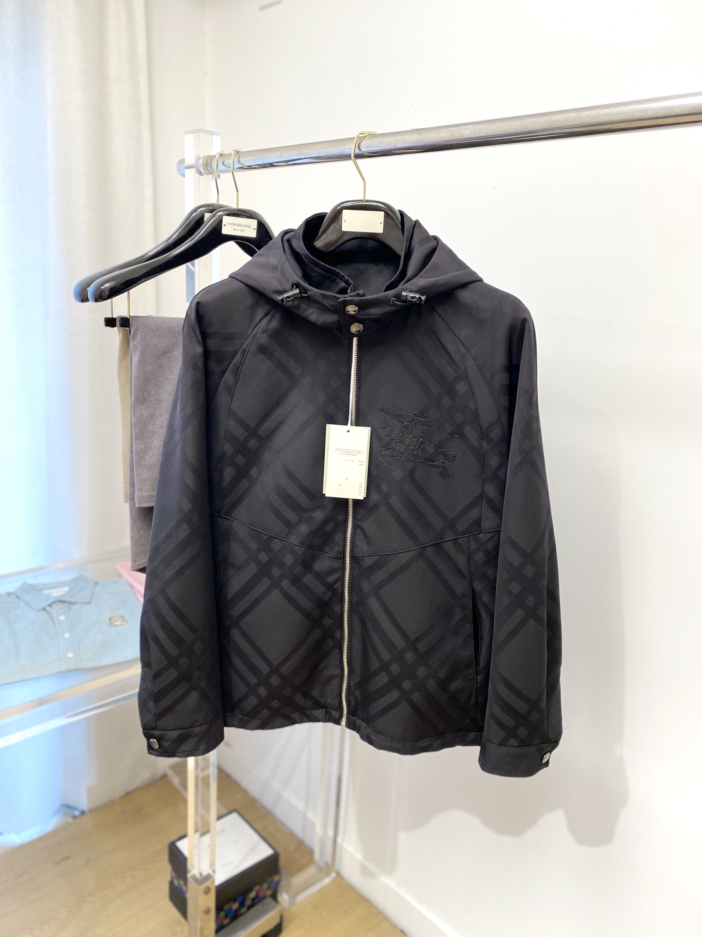 巴宝莉、2025新品夹克外套，时尚帅气，胸前精致刺绣图案logo，简约百搭款，定制原版面料，不仅挺括，保