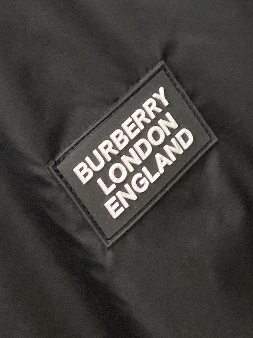 巴宝莉、2025新品夹克外套，时尚帅气，胸前刺绣装饰字母logo，简约百搭款，定制原版面料，不仅挺括，保