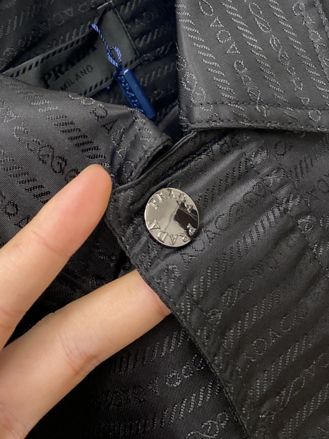 普拉达、2025新品夹克外套，时尚帅气，胸前五金装饰三角标logo，简约百搭款，定制原版面料，不仅挺括，