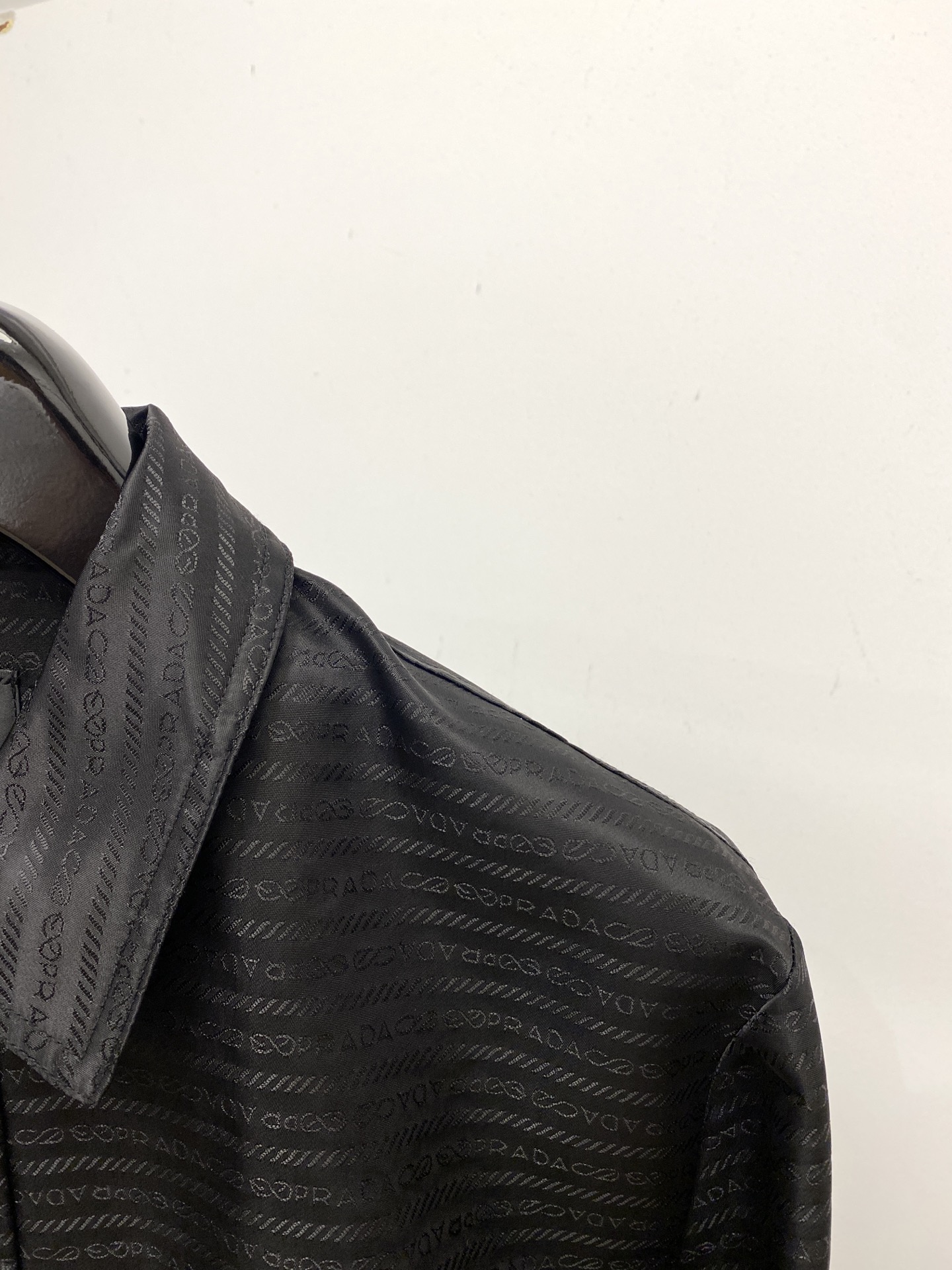 普拉达、2025新品夹克外套，时尚帅气，胸前五金装饰三角标logo，简约百搭款，定制原版面料，不仅挺括，