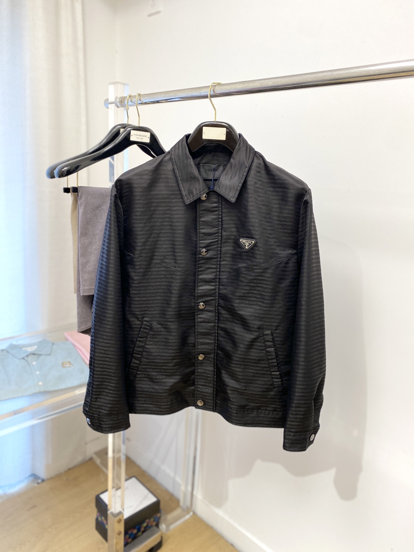 普拉达、2025新品夹克外套，时尚帅气，胸前五金装饰三角标logo，简约百搭款，定制原版面料，不仅挺括，