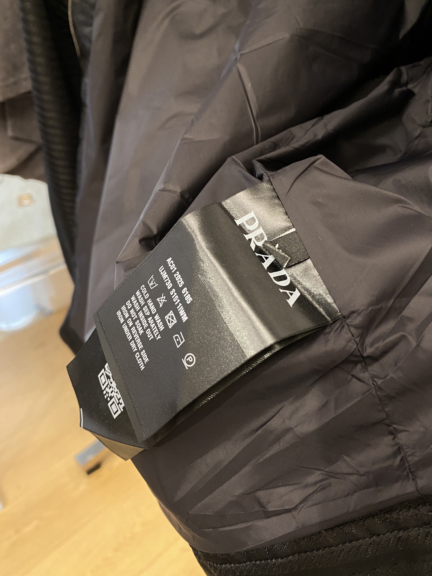 普拉达、2025新品夹克外套，时尚帅气，胸前五金装饰三角标logo，简约百搭款，定制原版面料，不仅挺括，