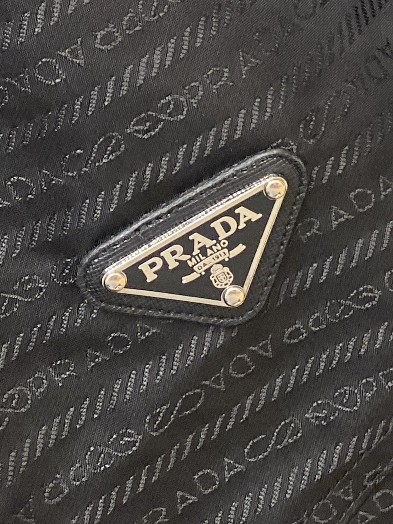 普拉达、2025新品夹克外套，时尚帅气，胸前五金装饰三角标logo，简约百搭款，定制原版面料，不仅挺括，