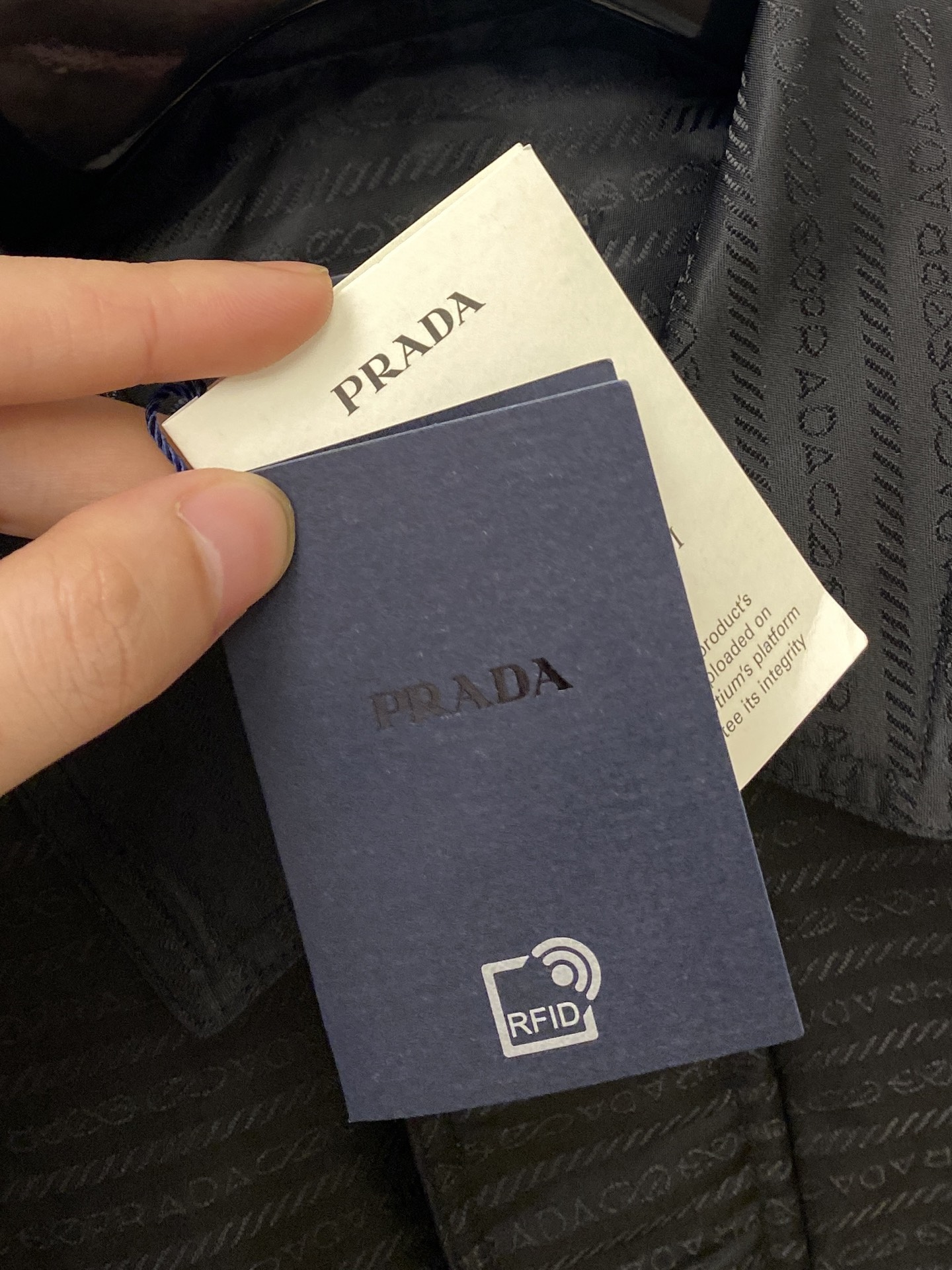 普拉达、2025新品夹克外套，时尚帅气，胸前五金装饰三角标logo，简约百搭款，定制原版面料，不仅挺括，